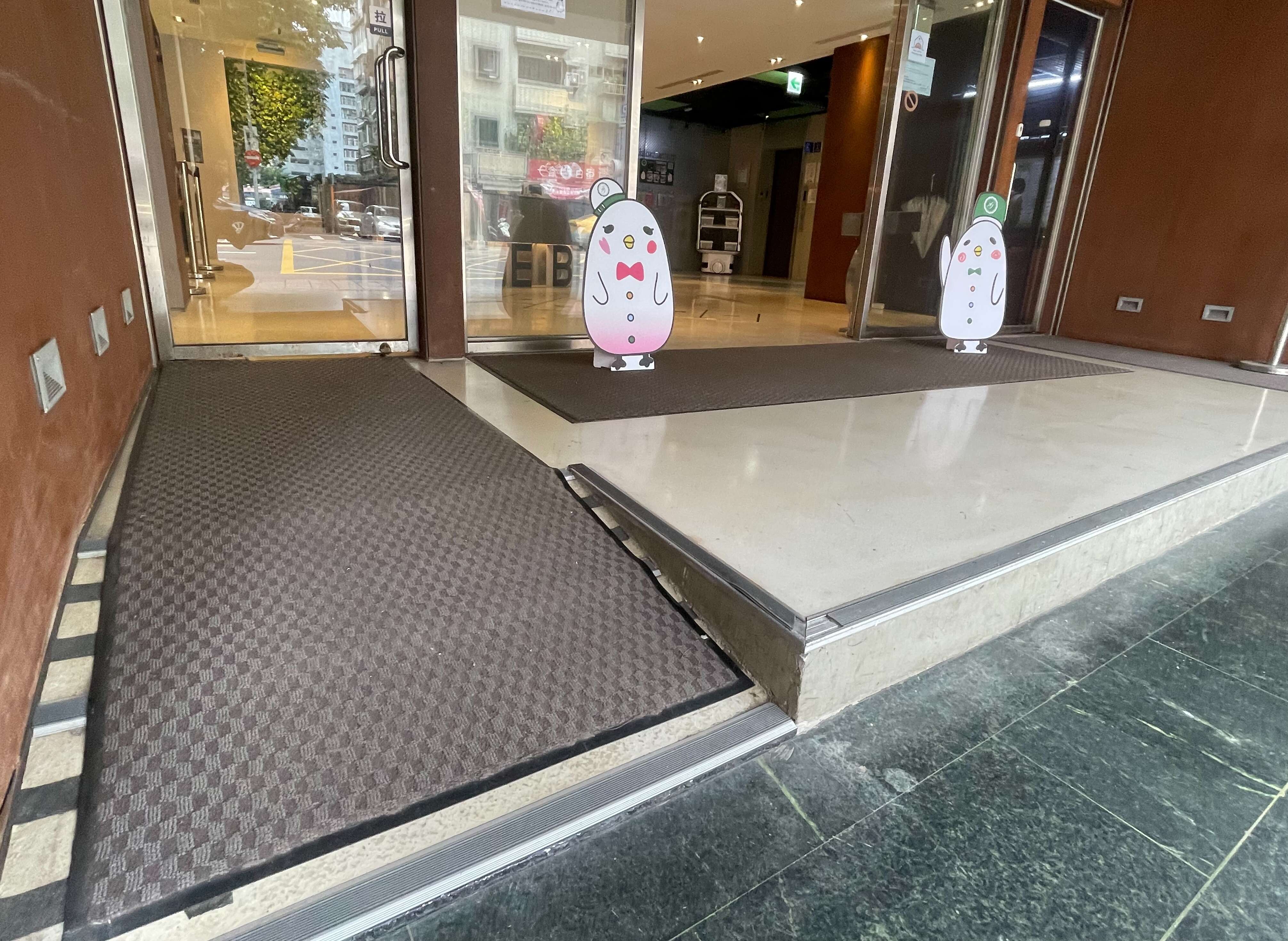 圖／洛碁三貝茲考量高齡旅客的需求，在飯店入口處設有10度的無障礙坡道。（洛碁三貝茲提供）