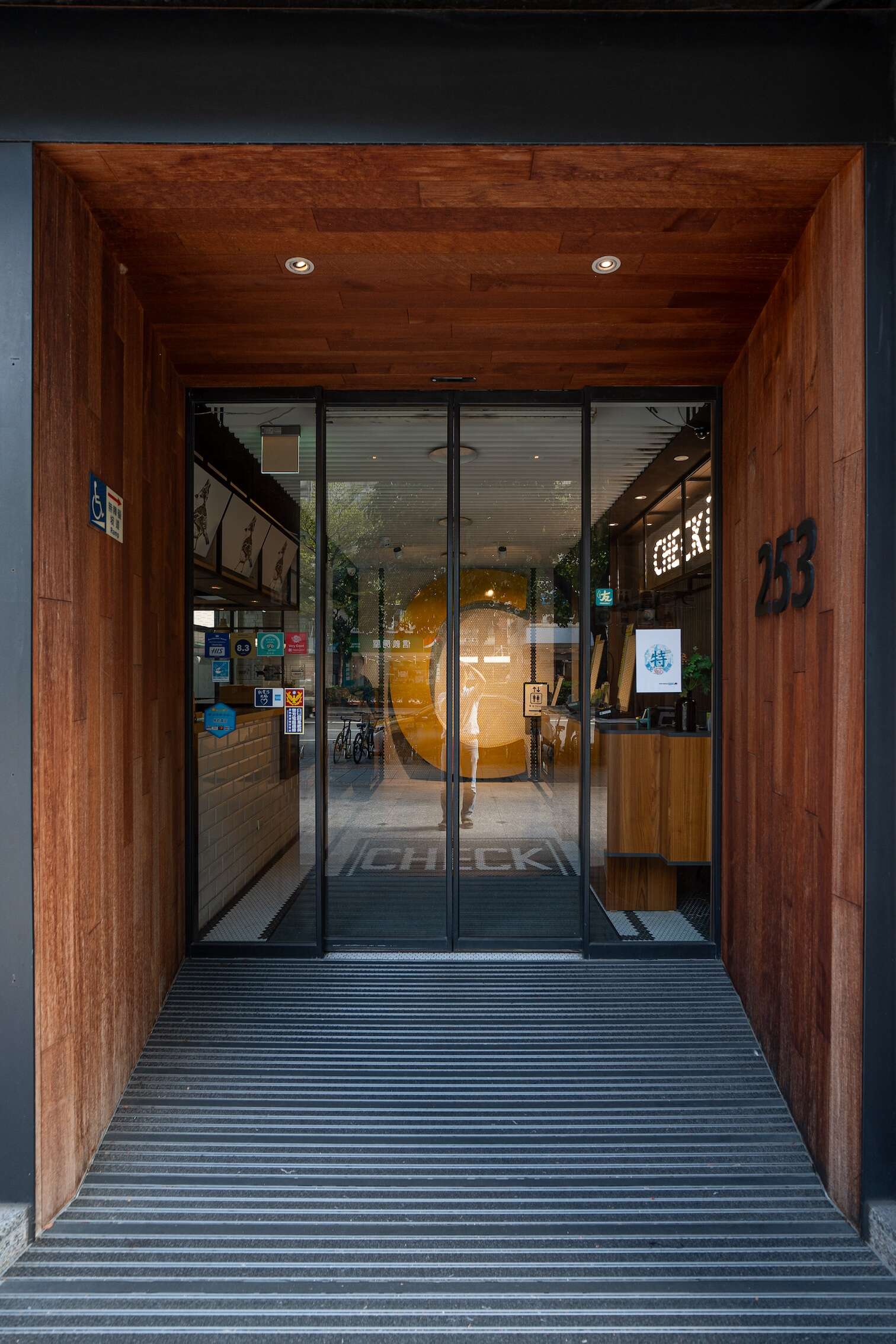 圖／雀客旅館是臺北市少數獲得「全齡友善標章」的旅館之一，門口無障礙坡道照顧全年齡層旅客需求。（雀客旅館提供）