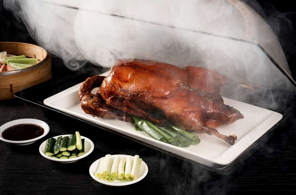 图说：台北六福万怡酒店神仙烧鹅外皮香酥，肉质细腻油滑。（台北六福万怡酒店提供）