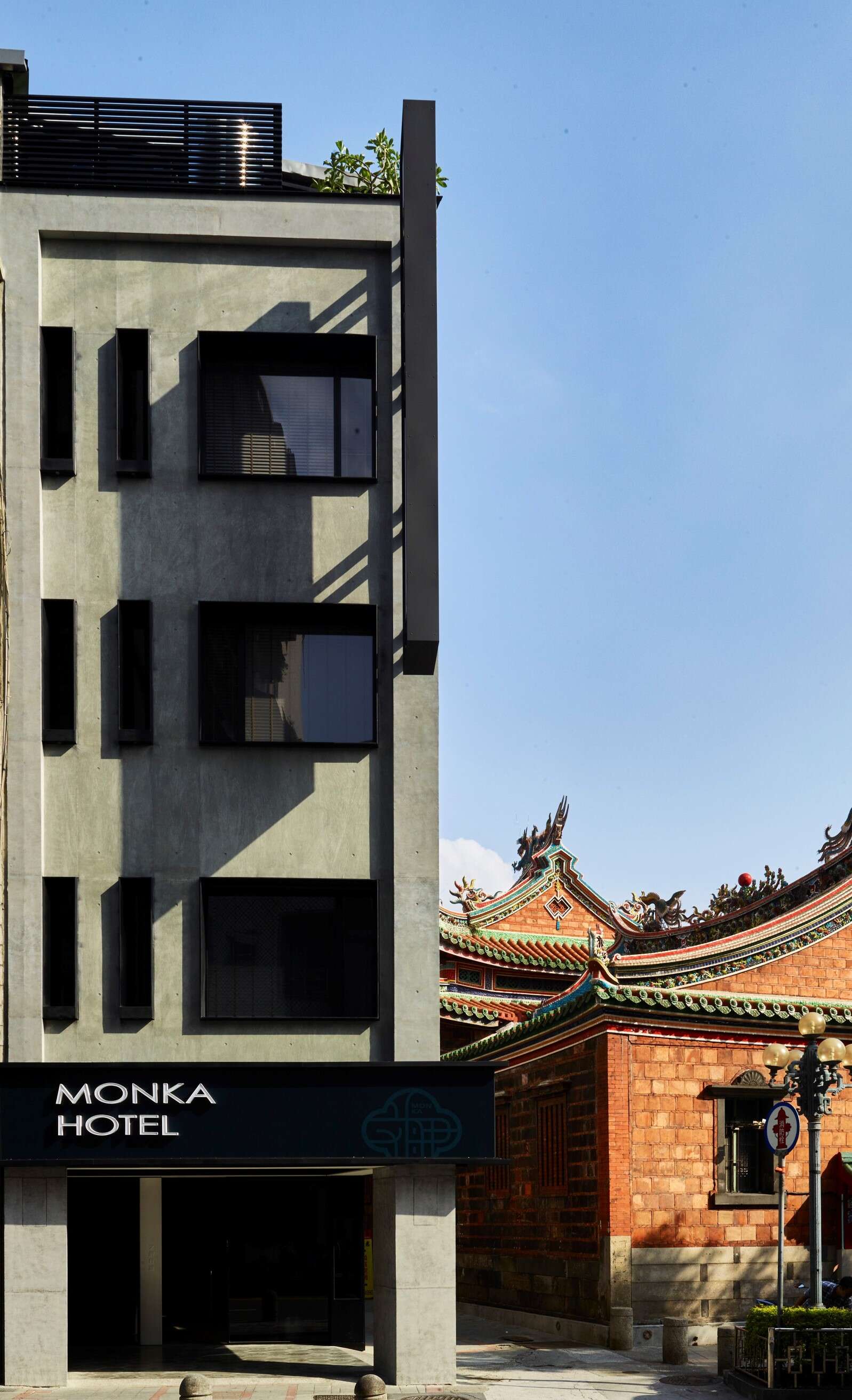 文舺行旅是距離龍山寺最近的旅宿，可以近距離看到龍山寺的文化之美。（文舺行旅提供）