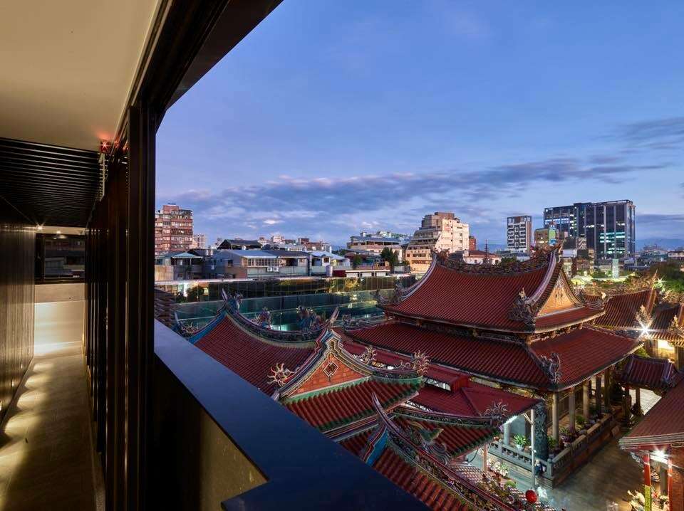 文舺行旅是距離龍山寺最近的旅宿，可以近距離看到龍山寺的文化之美。（文舺行旅提供）