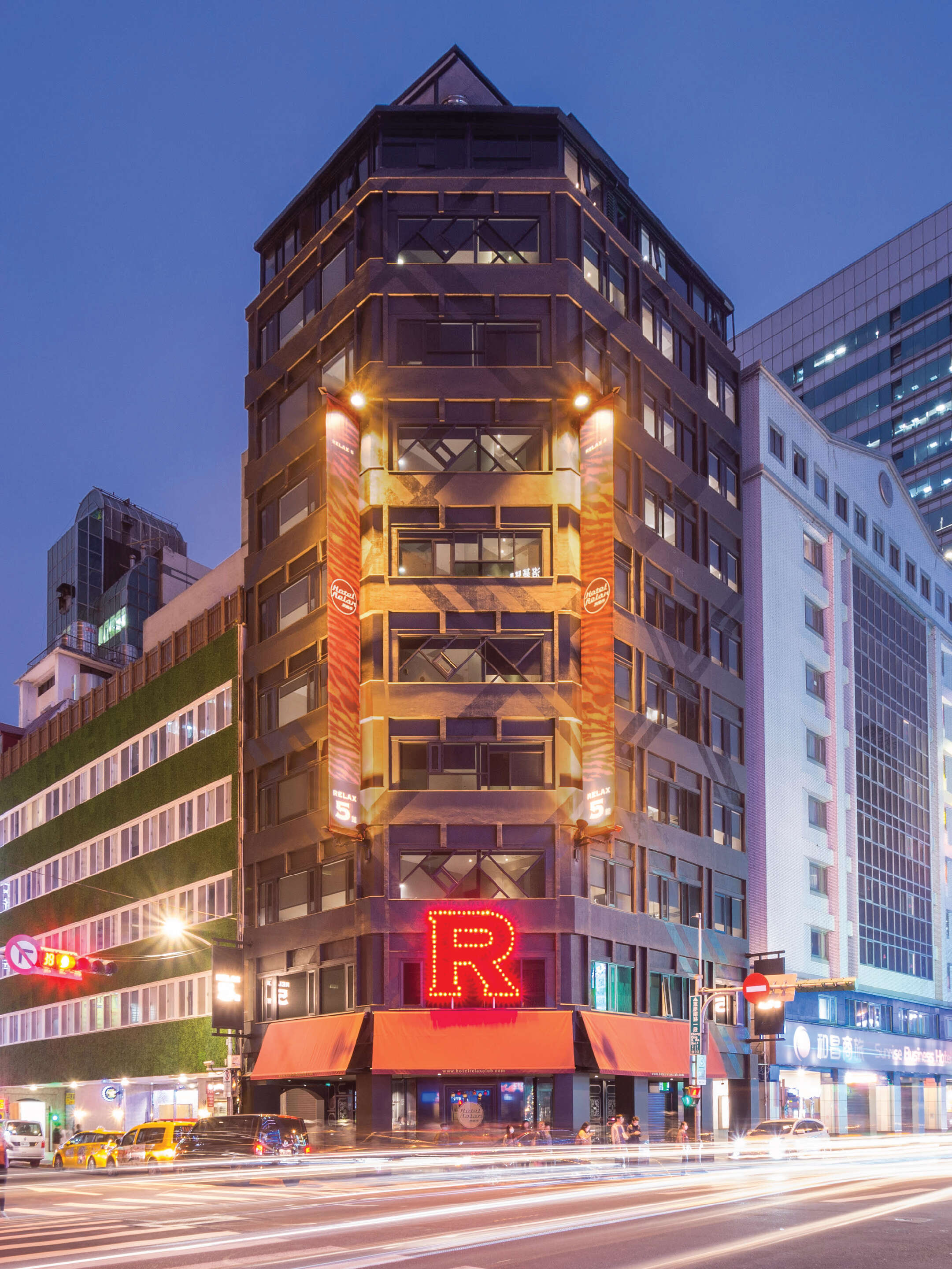 旅樂序精品旅館五館頂端的紅色「R」燈牌更讓人聯想到動漫中的火箭隊總部。（旅樂序精品旅館提供）