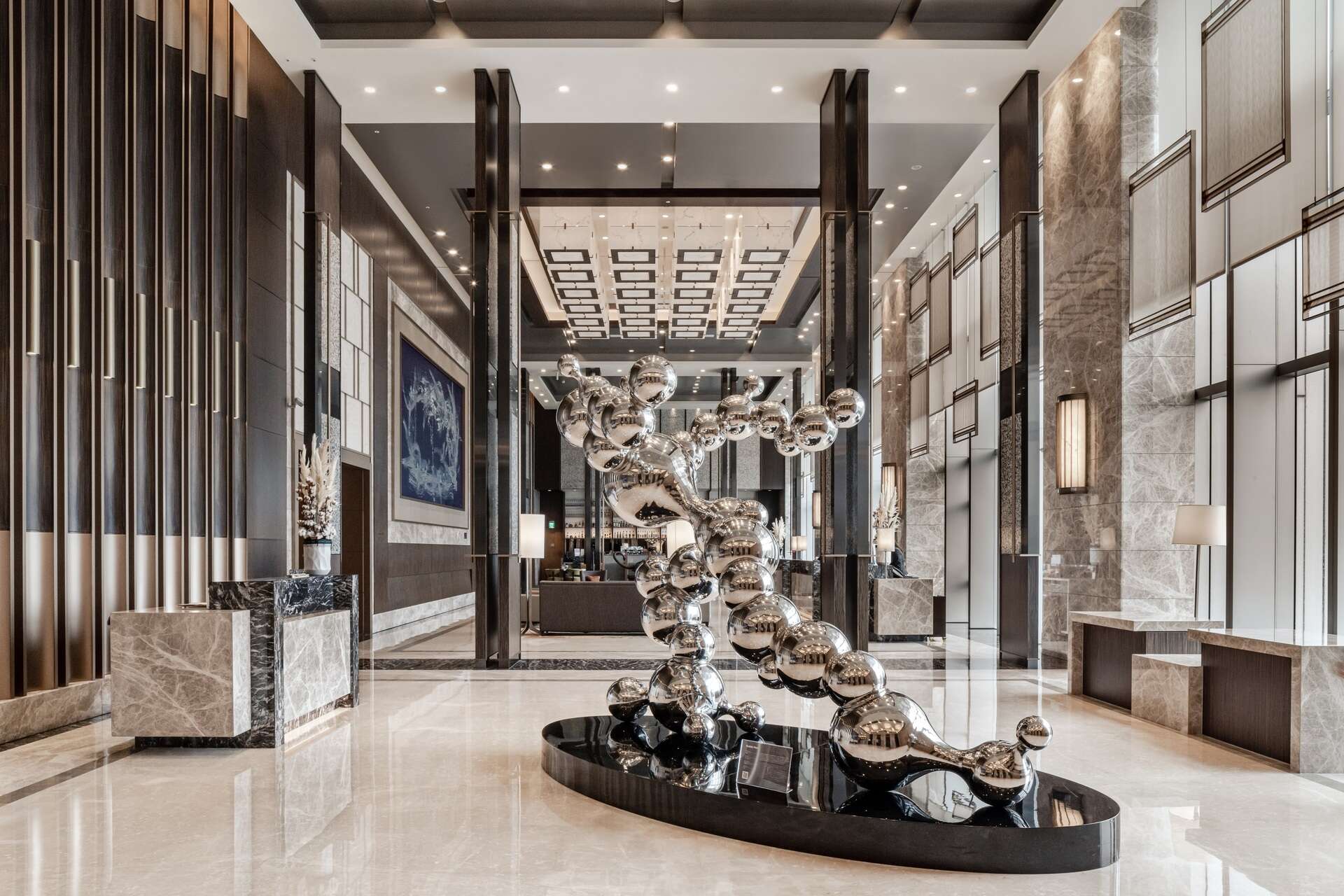 台北六福万怡酒店像是一个大型策展空间,让旅人彷佛住在美术馆。(台北六福万怡酒店)