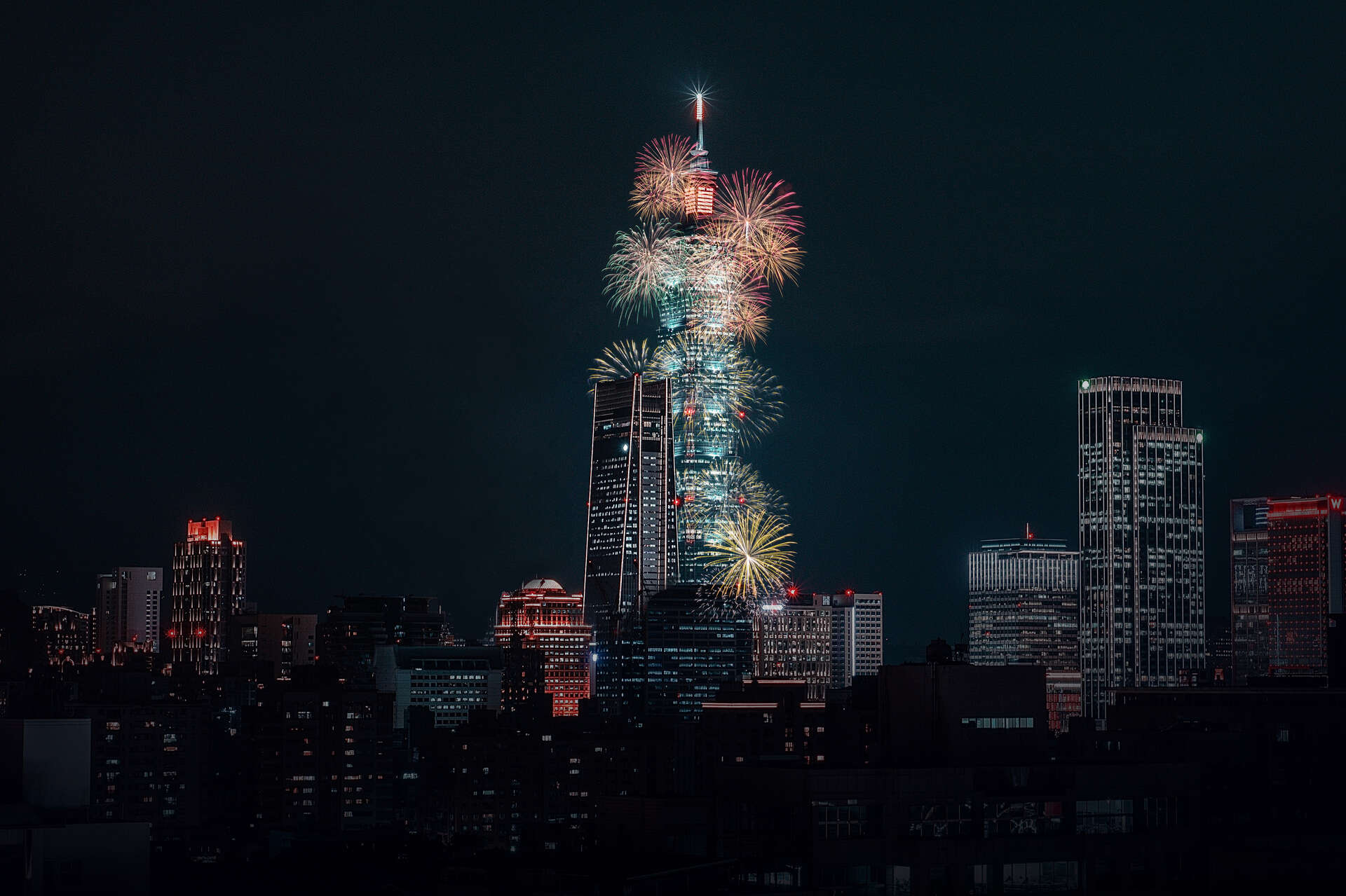 台北六福万怡酒店30楼行政贵宾厅能远眺101夜景。(台北六福万怡酒店)