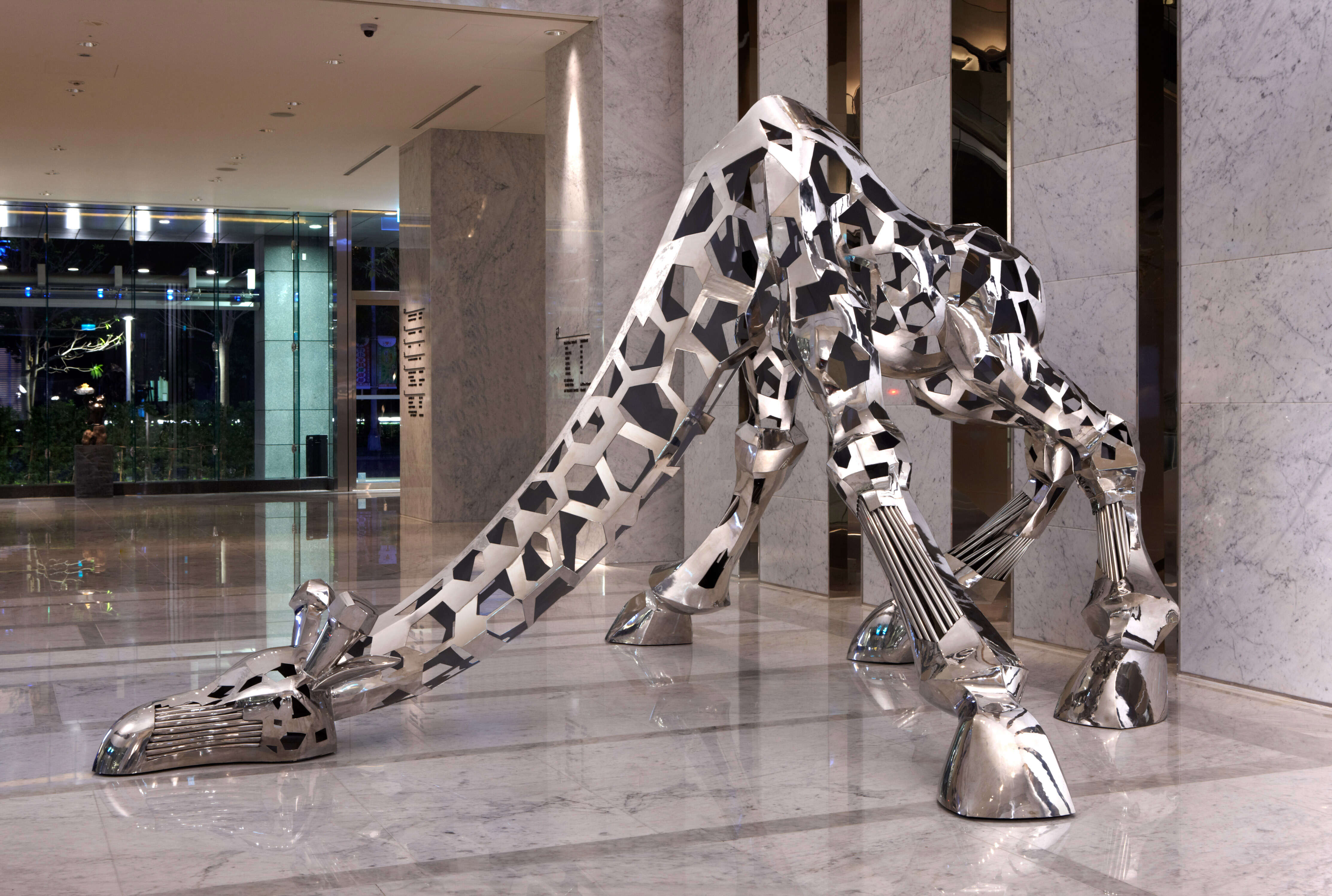 台北寒舍艾美酒店展出艺术作品,中国艺术家李晖的不锈钢雕塑《鹿鸣常春 - 开门见喜》。(台北寒舍艾美酒店提供)