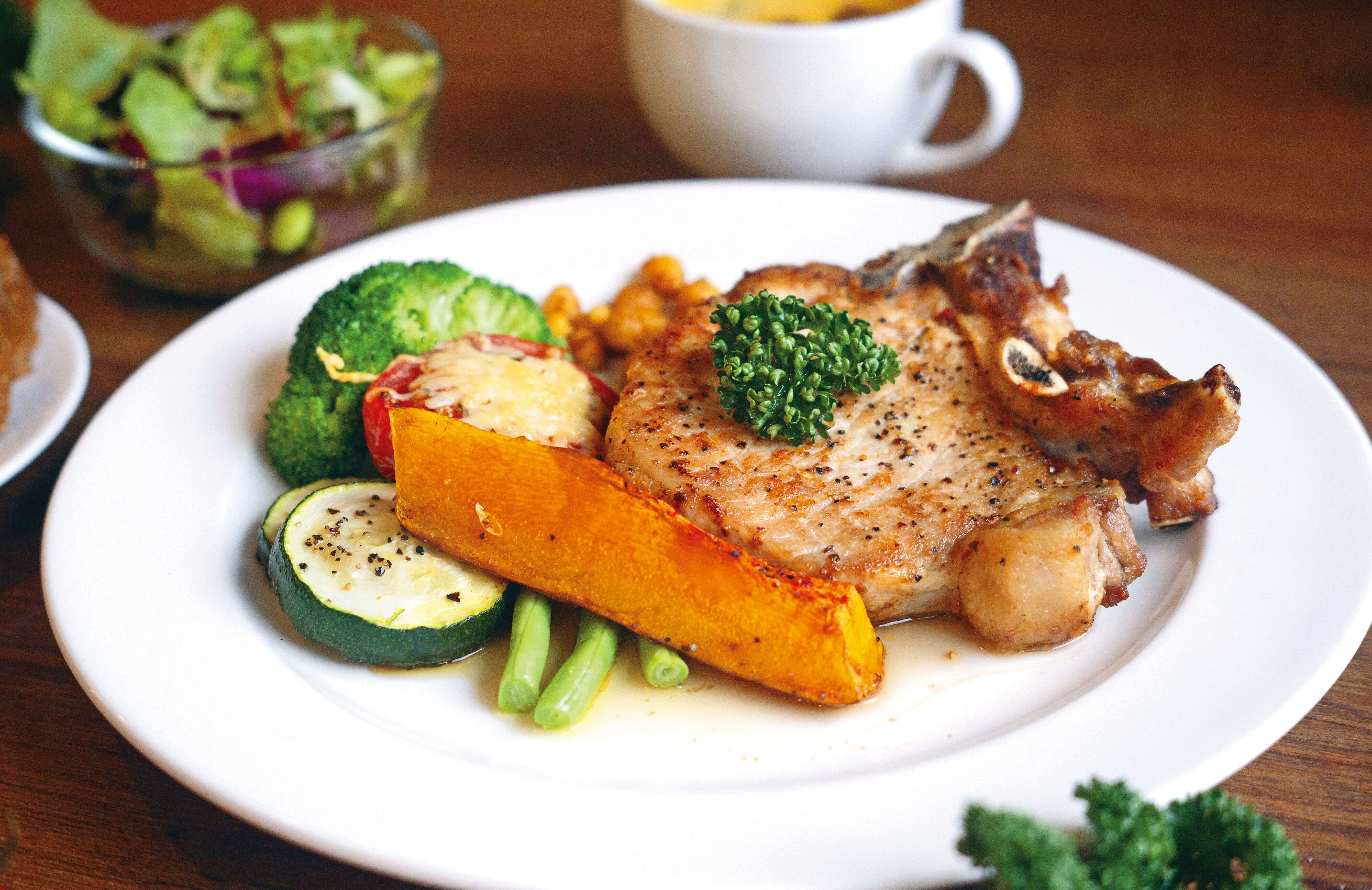 P24-27 食旅－2「Timama kitchen」的戰斧豬排選用友善飼養肉品與小農蔬菜，體現尊重土地與食物的理念。