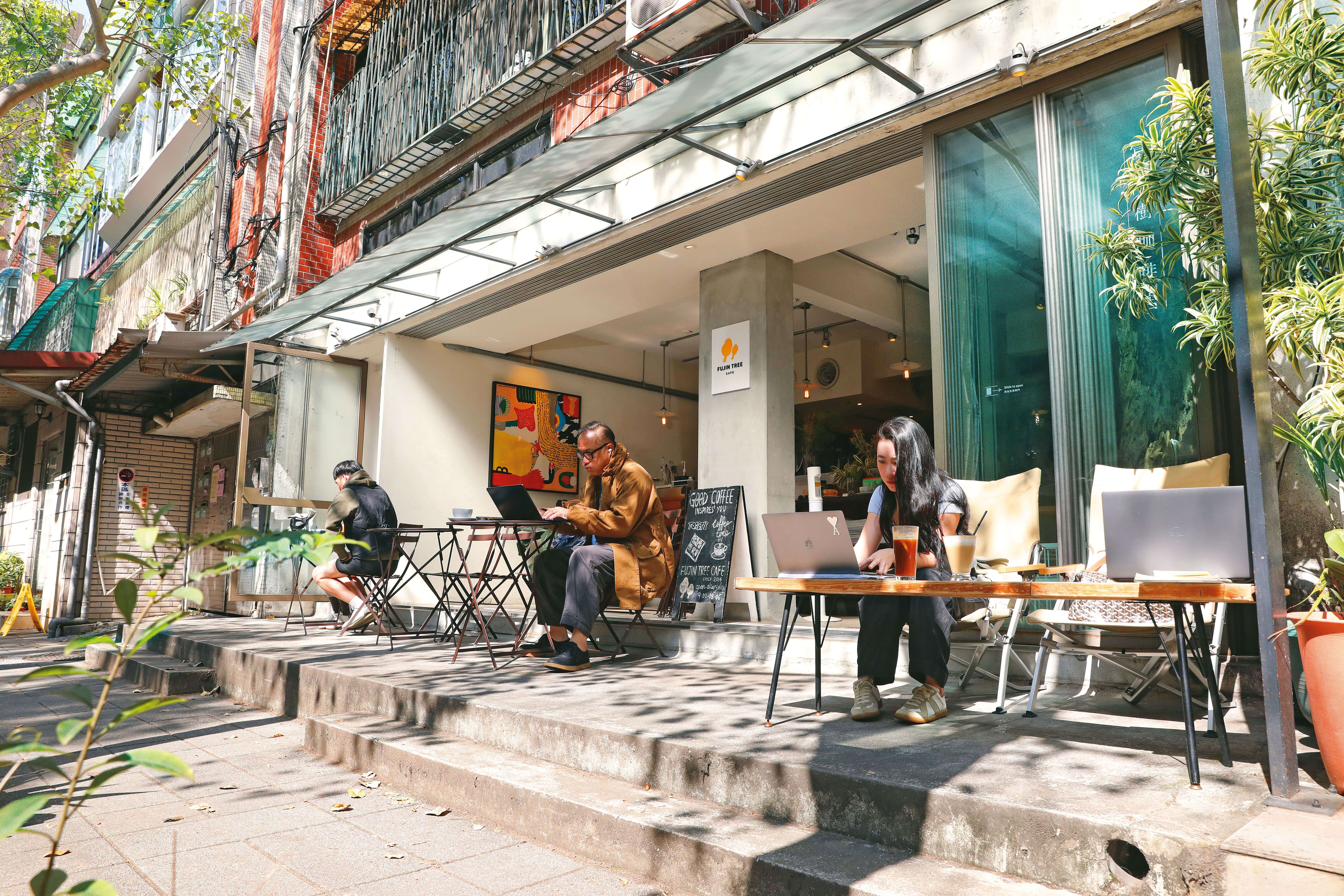 P28-31 風格－4居民與旅客坐在富錦街的咖啡館享受恬靜日常。