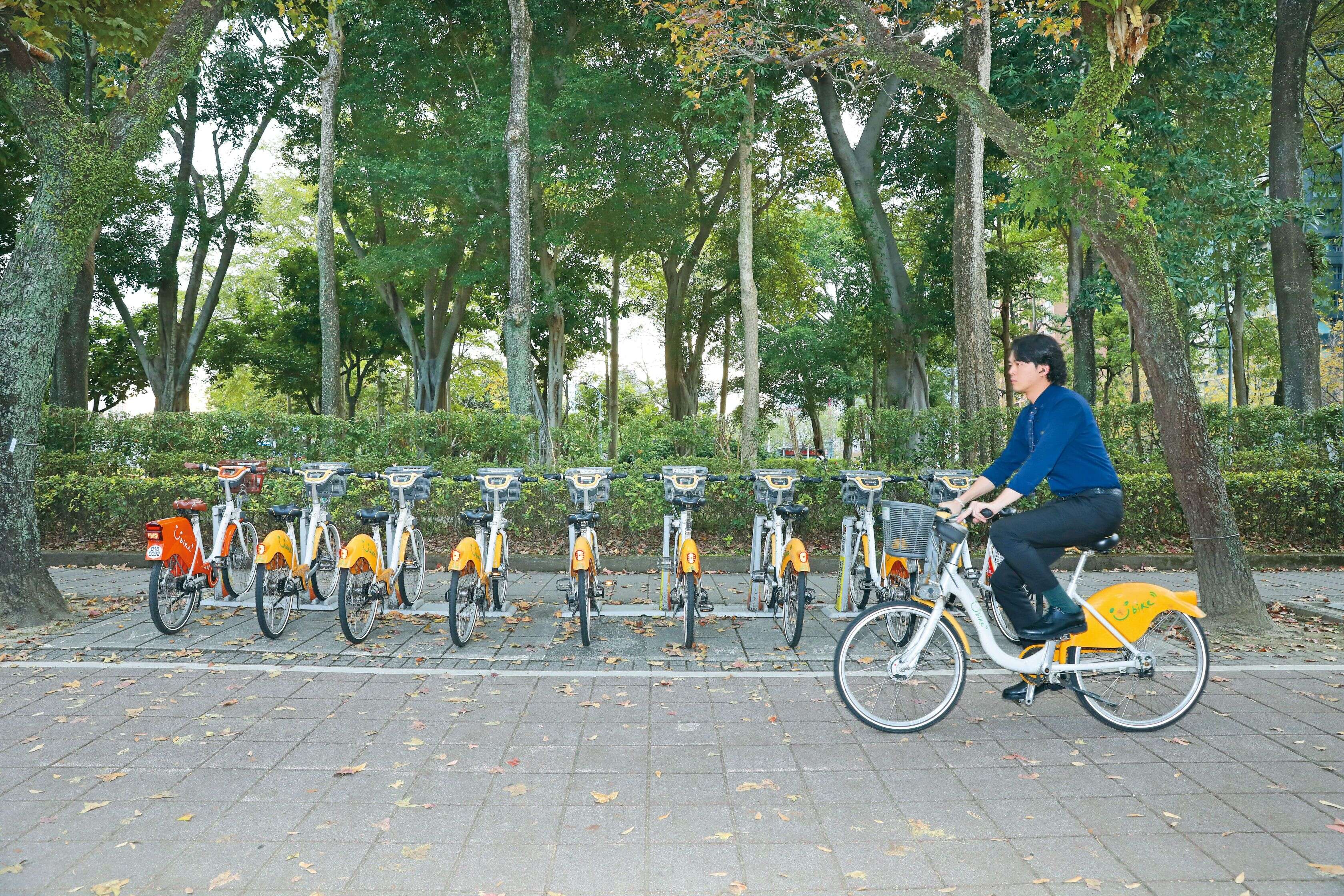 P38-41 台北新日常-1@蘇立坤-YouBike 是民眾通勤不可或缺的交通工具,自今年起需投保公共自行車傷害險才能租借。