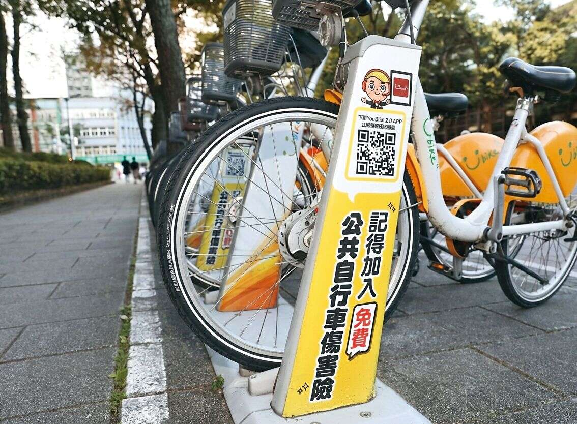P38-41 台北新日常-2@蘇立坤-民眾可透過掃描QR Code完成投保。