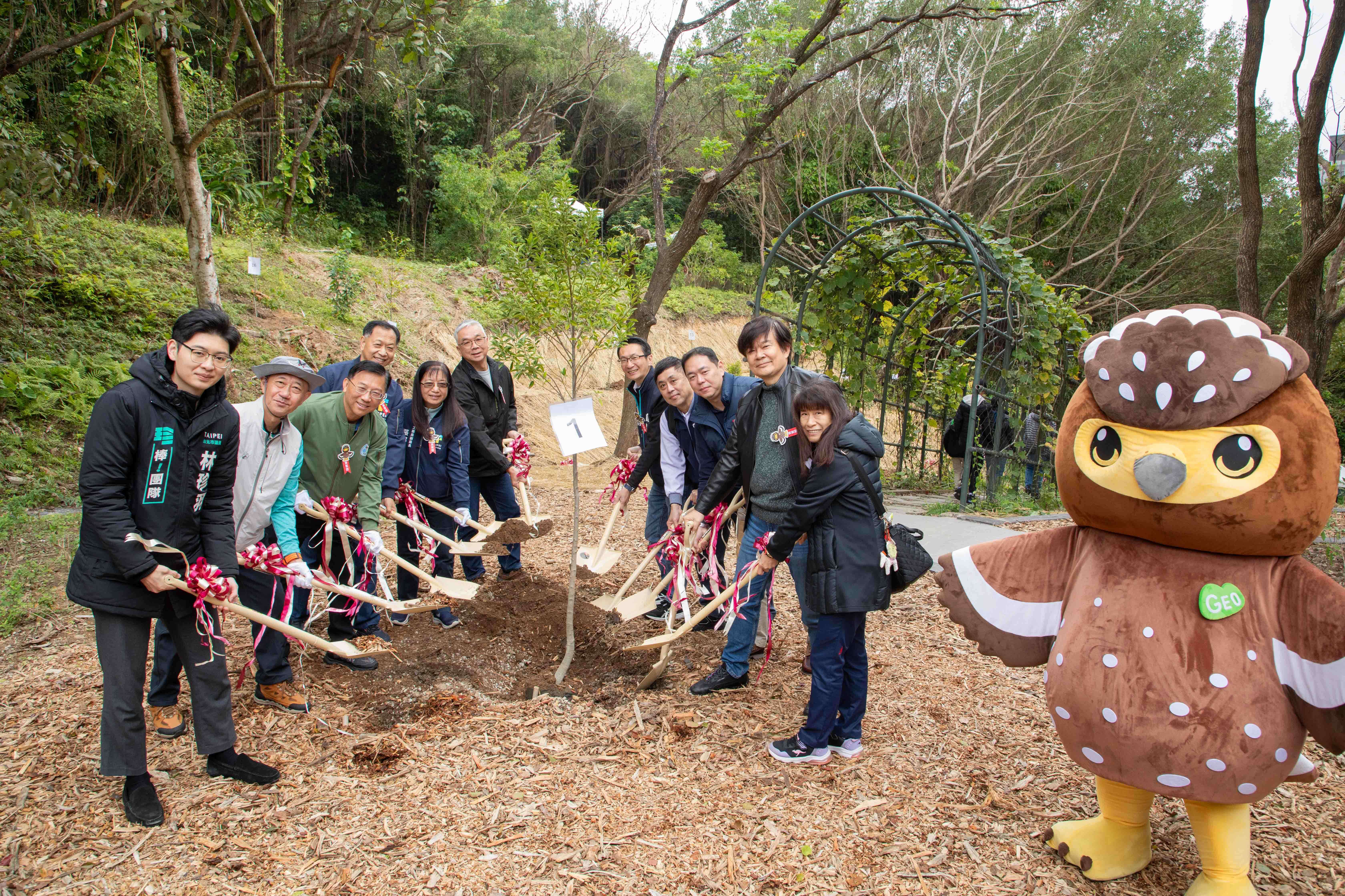 副局长与合作夥伴於鸡南山共同种下永续树苗（图片来源：台北市政府工务局大地工程处）