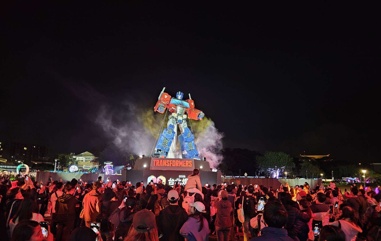 花博展区柯博文主灯在灯光与烟雾效果中搭配专属音乐震撼登场，吸引大批民众驻足欣赏。（图片来源：台北市政府观光传播局）