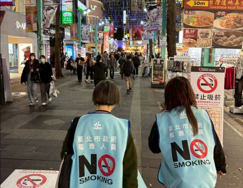 「2026台北灯节」首度实施禁菸措施，并规划临时吸菸区，现场可见许多工作人员及市府跨局处同仁协助劝导与稽查，提供民众更舒适友善的赏灯环境。（图片来源：台北市政府观光传播局）