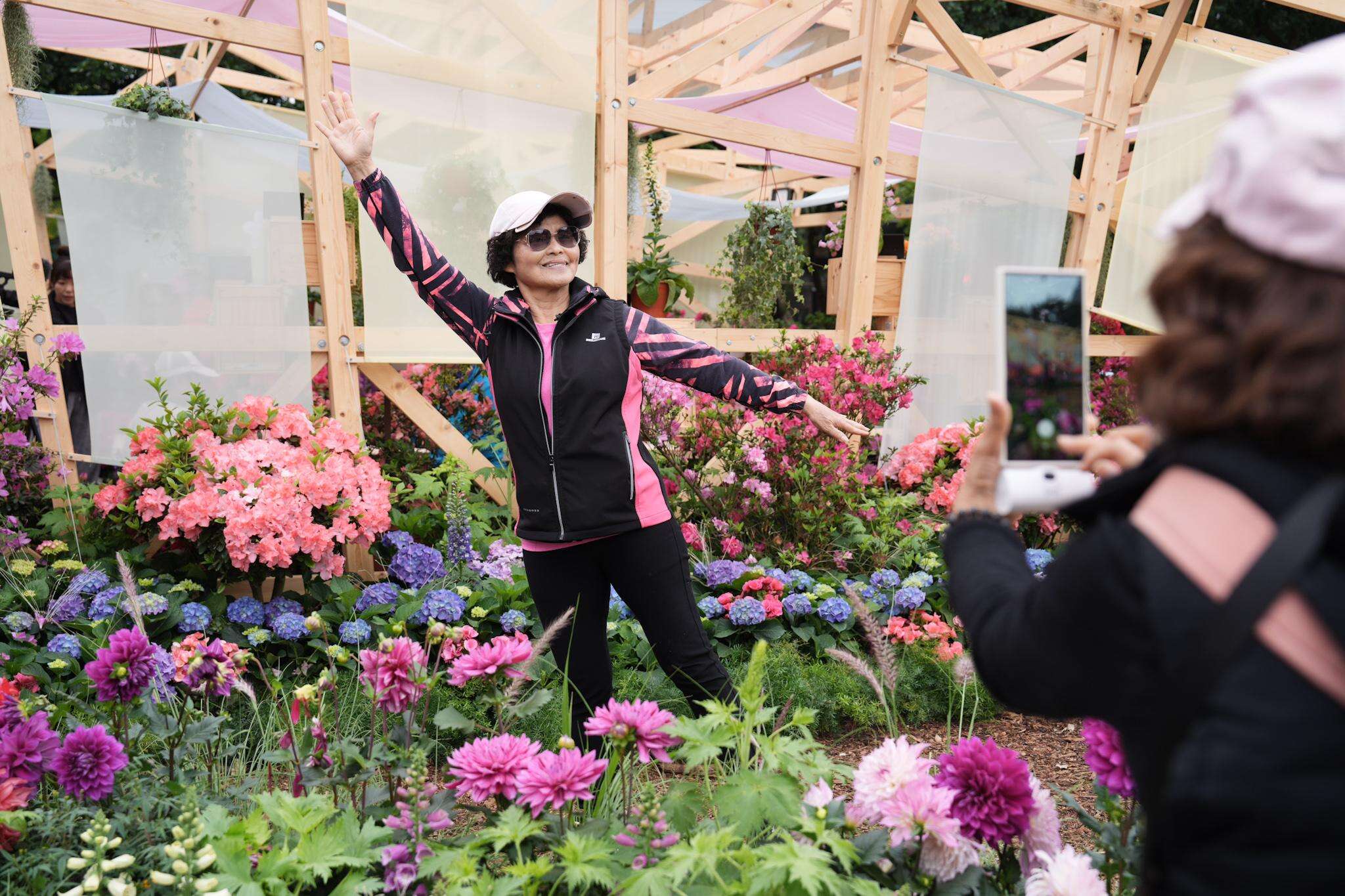 民众於《拾花号 Ar'k》内参观，欣赏春日花景。（图片来源：台北市政府工务局公园路灯工程管理处）