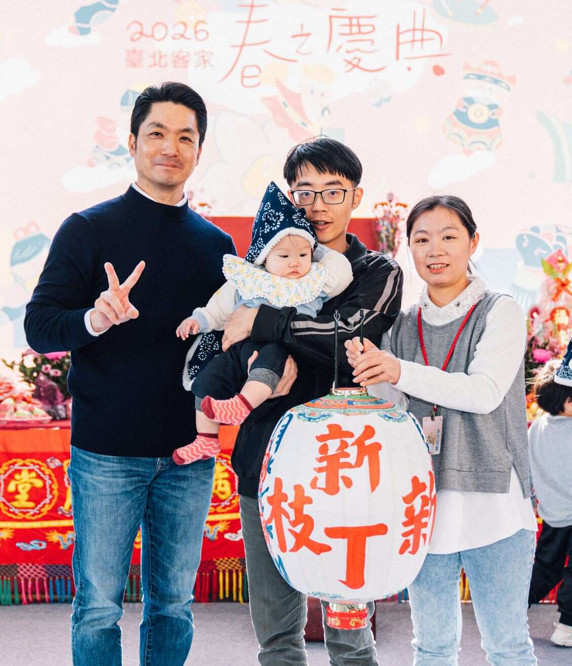 臺北市長蔣萬安與參與「新丁新枝祈福」的新生兒家庭合影，象徵城市希望傳承。（圖片來源：臺北市政府客家事務委員會）