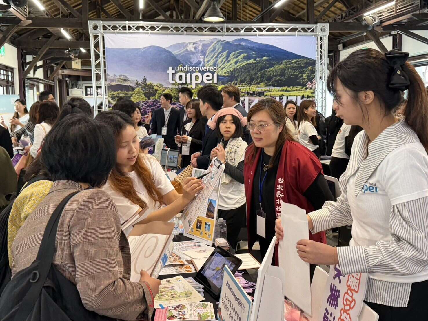 推介会超过30家台北业者参与，与韩国业者交流互动，场面热络（图片来源：台北市政府观光传播局）