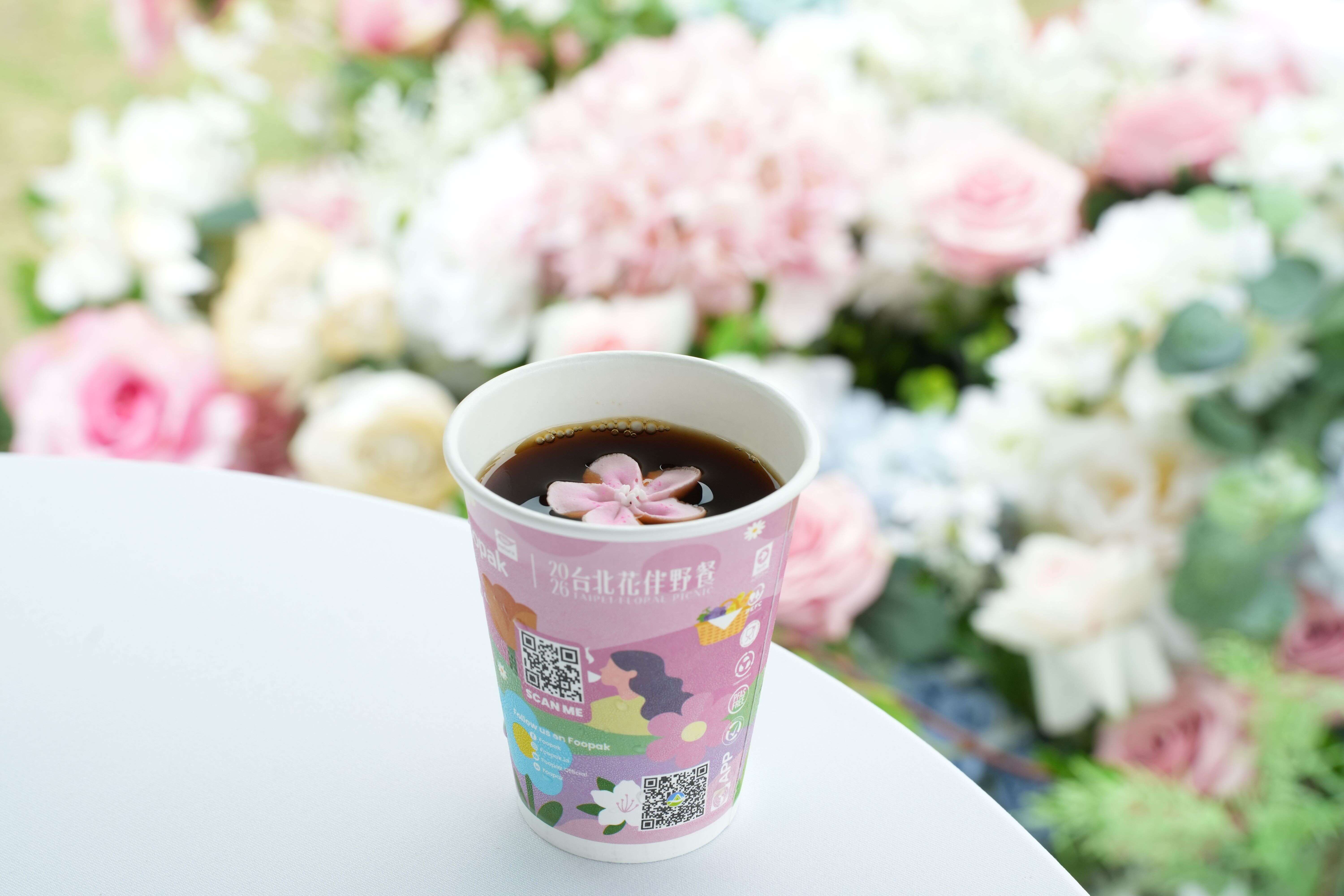 精品咖啡搭配杜鵑花造型糖霜蛋白餅。（圖片來源：臺北市政府觀光傳播局）