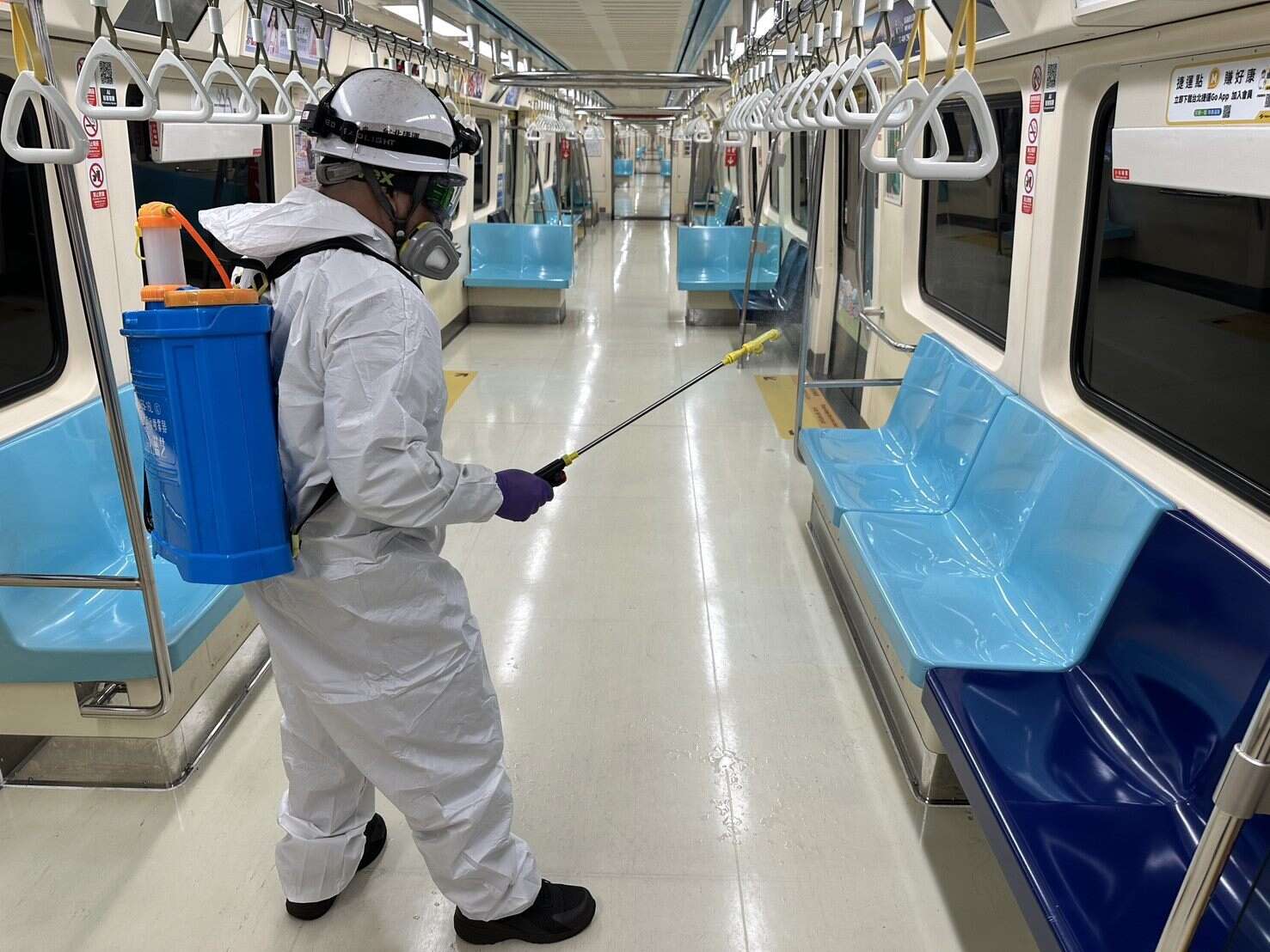 车厢内部全面喷洒消毒强化防护（图片来源：台北大众捷运股份有限公司）