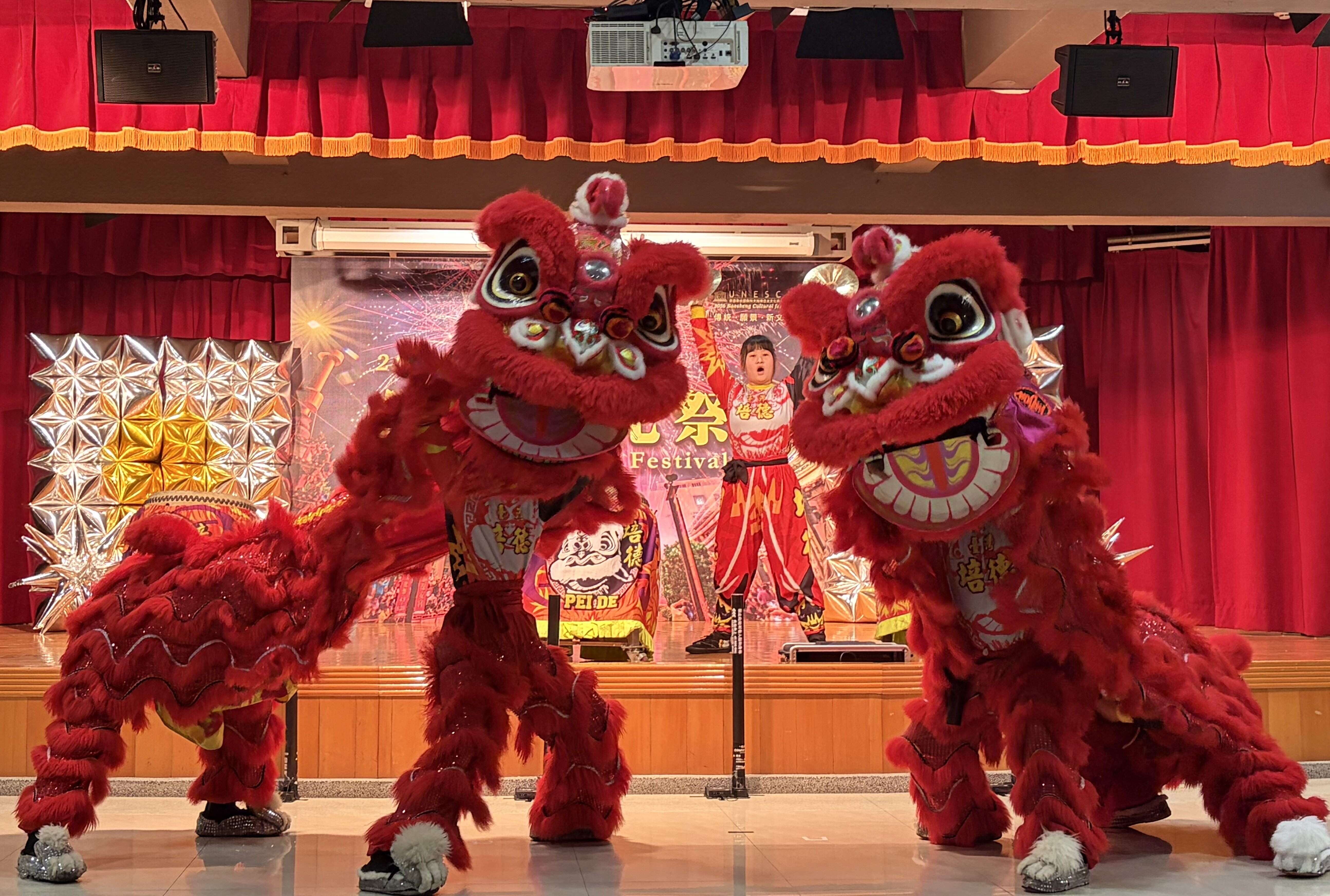 台湾培德龙狮团现场演出「战鼓齐鸣，双狮献瑞」（图片来源：台北市政府民政局）