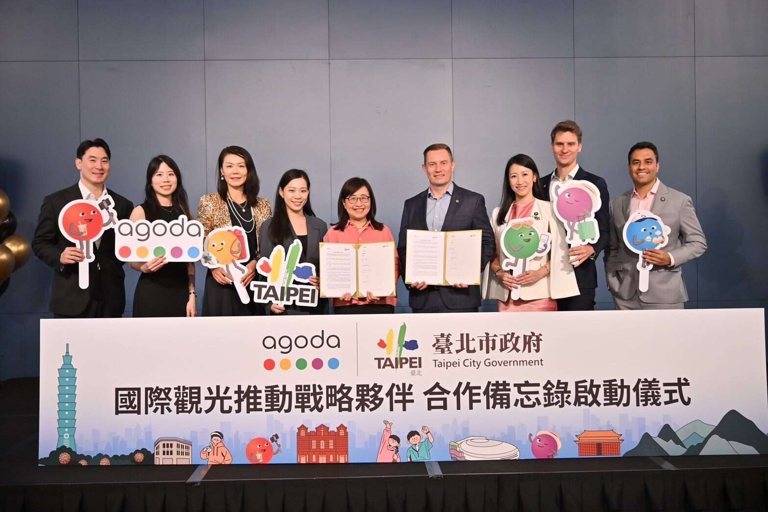 台北市副市长林奕华、观光传播局余祥局长、 Agoda 全球资深副总裁 Andrew Smith与Agoda团队合影（图片来源：台北市政府观光传播局）