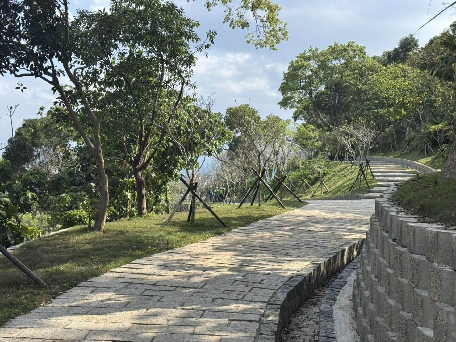 花崗岩步道及排水溝（圖片來源：臺北市政府工務局大地工程處）