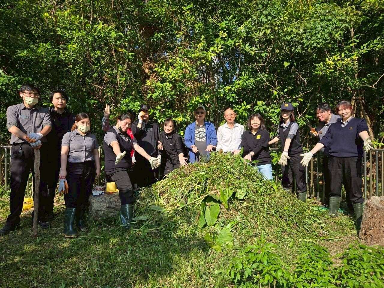 麦当劳已经与志工队配合多场清除外来种的生态实作。（图片来源：台北市政府工务局公园路灯工程管理处）