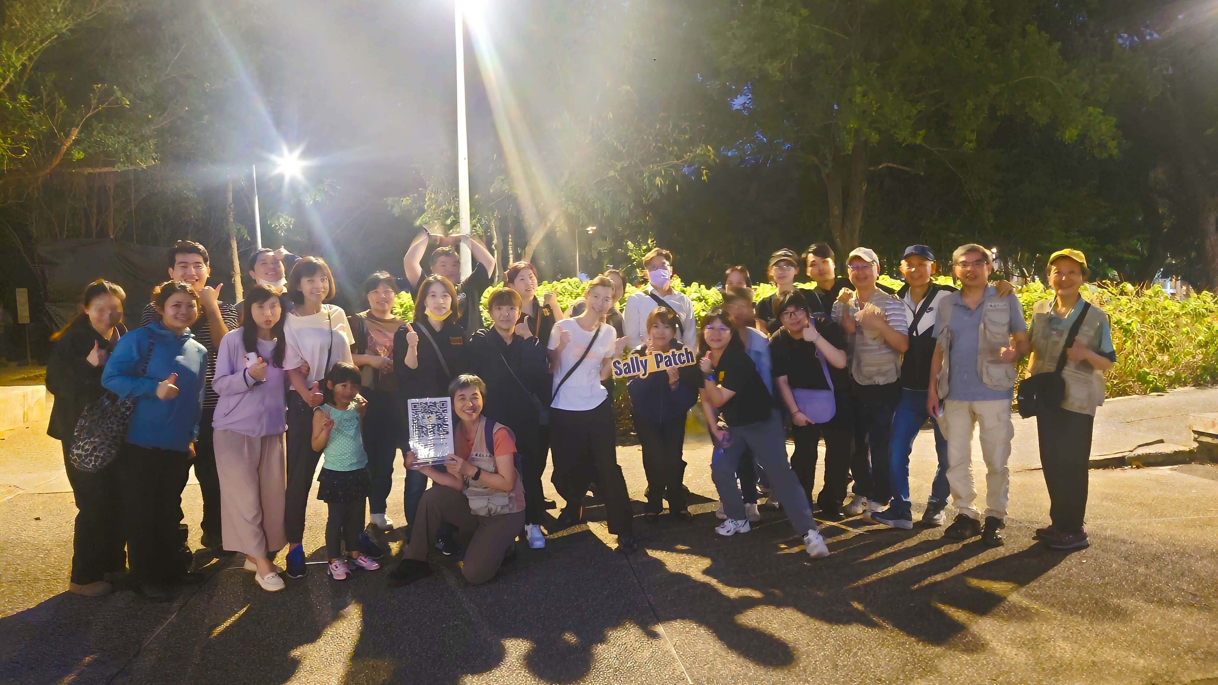 赏萤季开跑首页，乐星志工队特开一场生态导览，提供麦当劳同仁共赏火金姑回娘家盛景。（图片来源：台北市政府工务局公园路灯工程管理处）