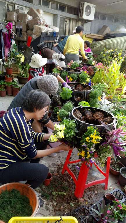 (图8) 公园处同仁与民众一同制作花球