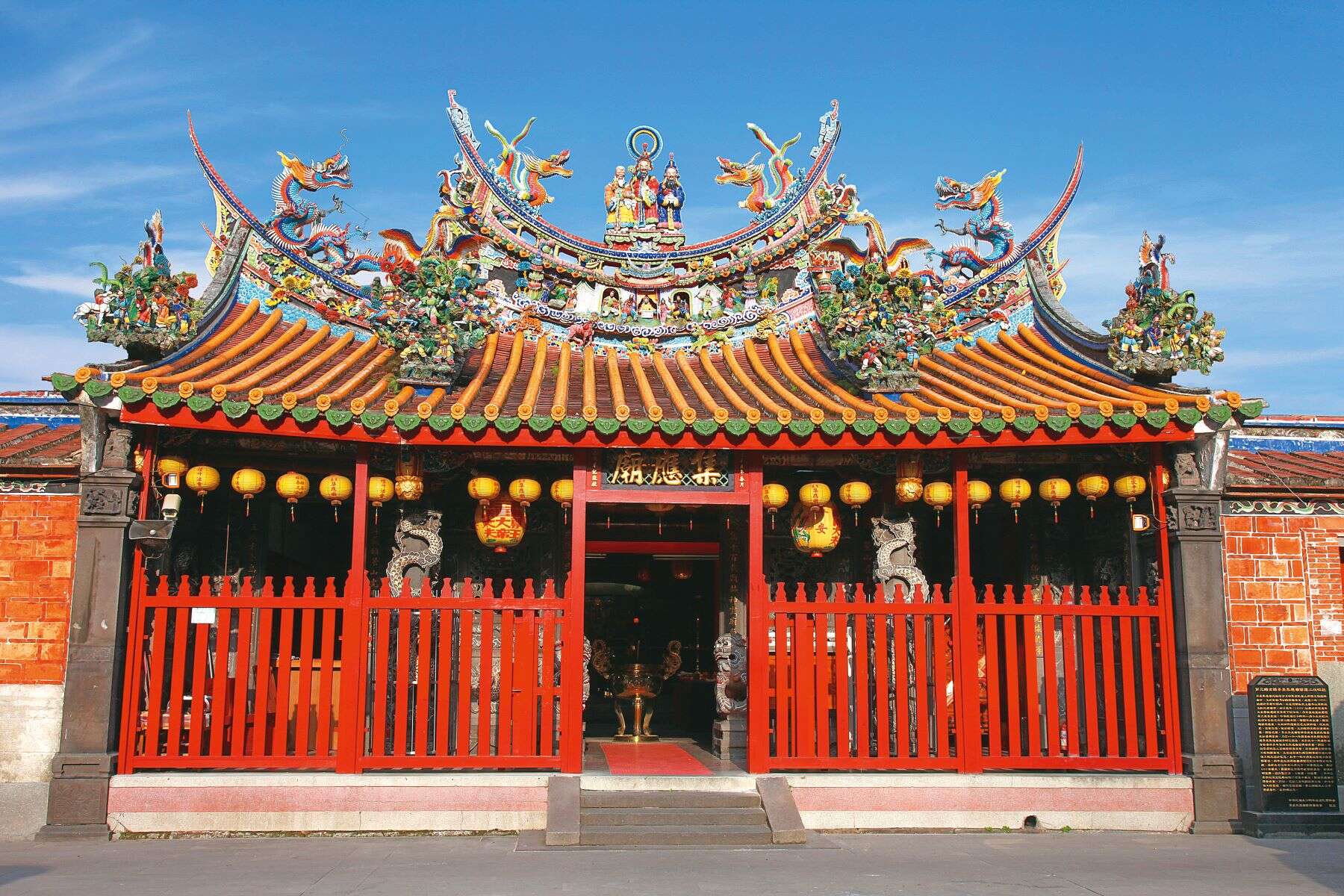 3@景美集應廟-景美集應廟至今仍保留紅色木柵欄設計，成為跨越百年的象徵。（圖／景美集應廟）