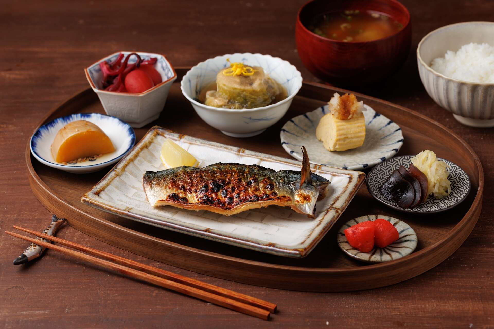 P24-27 食旅－7 「朝炭」提供烤魚、白飯及醃漬物等日式朝食，讓人彷彿置身日本的晨間場景。（圖／豊漁餐飲集團）