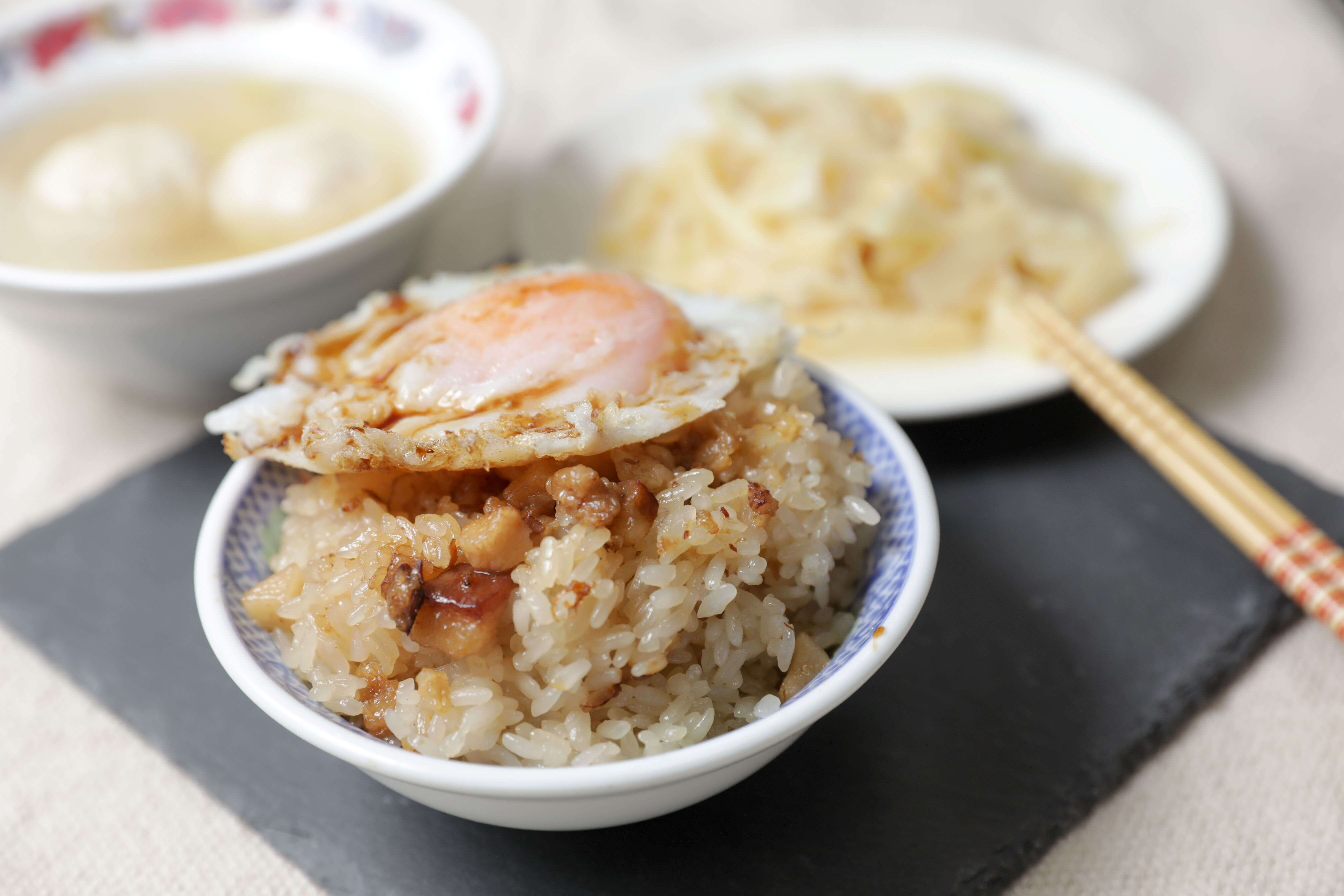 5 「珠記大橋頭油飯」以油飯搭配半熟荷包蛋，是最經典的吃法。（攝影／林煒凱）