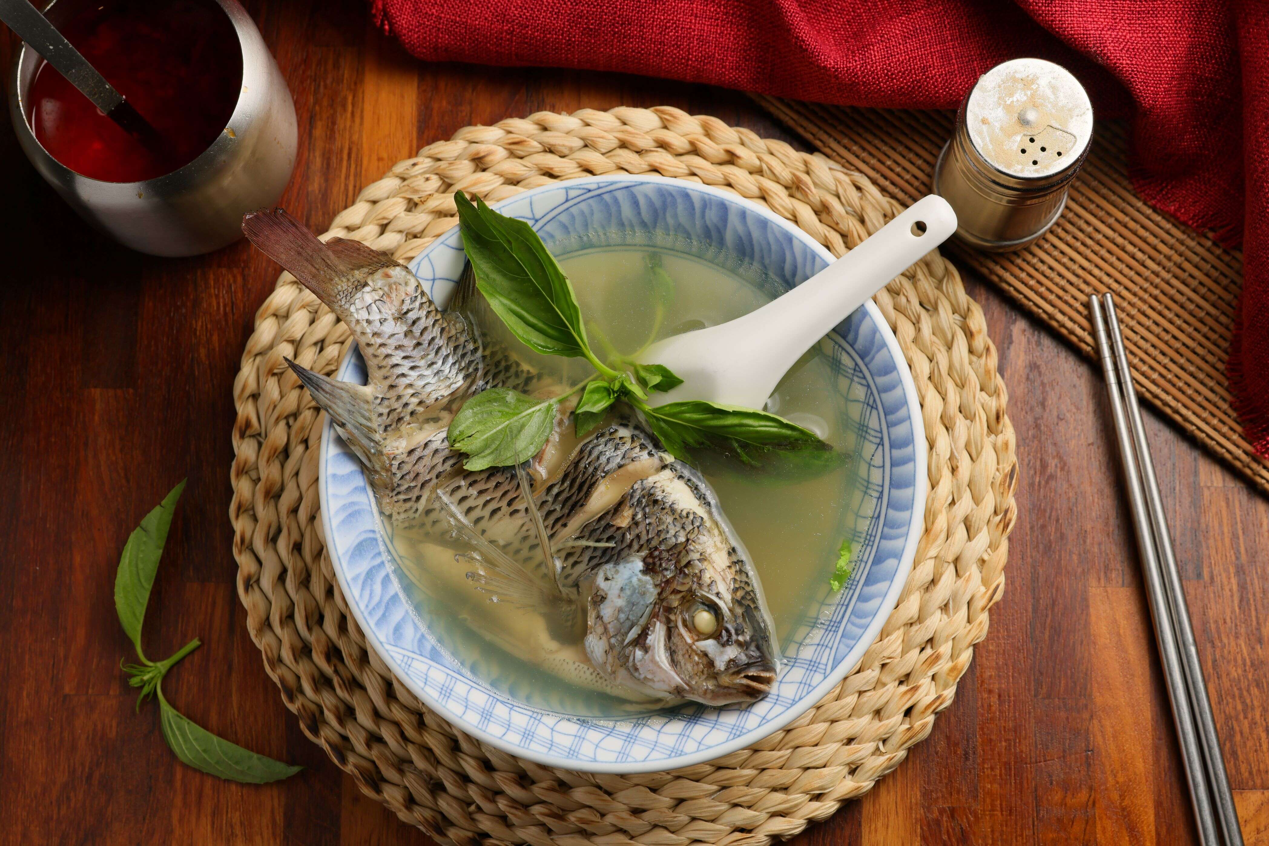 4 「以馬內利鮮魚湯」以清爽鮮甜的魚湯，為一天注入滿滿元氣。（攝影／彭仁義）
