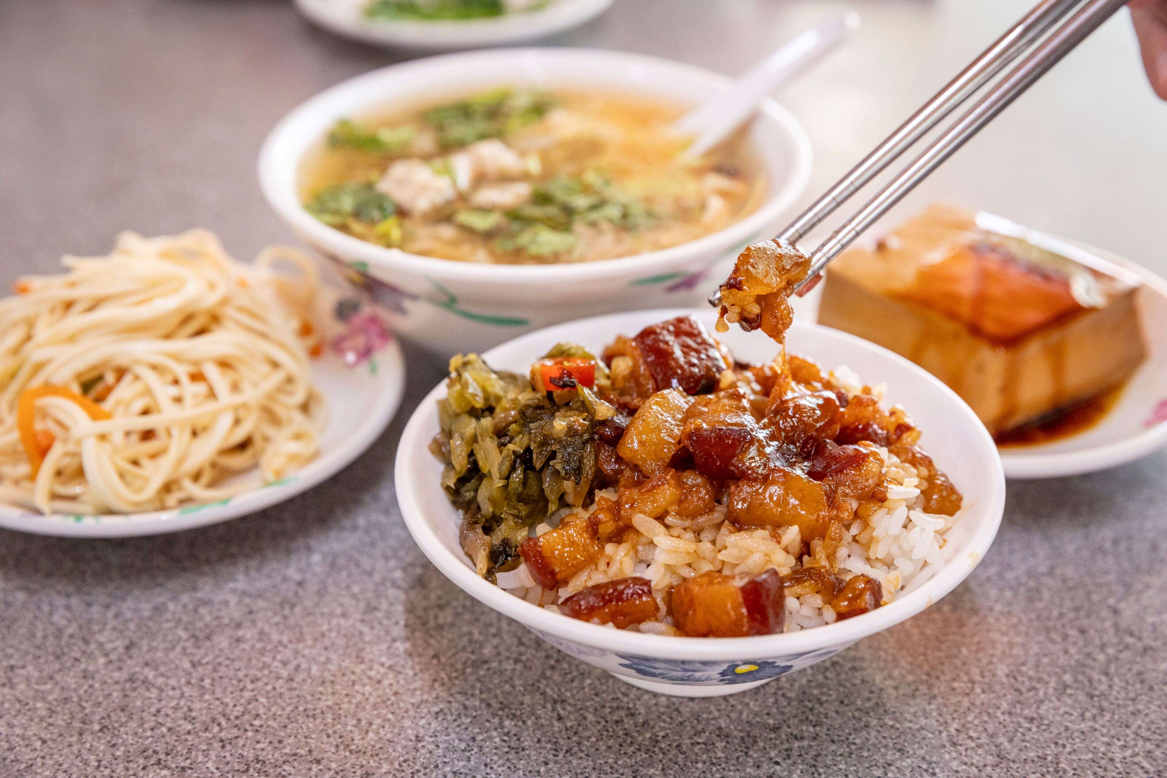 2 「香滿園」的滷肉飯清早上桌，搭配各式小菜，就是豐盛飽足的一餐。