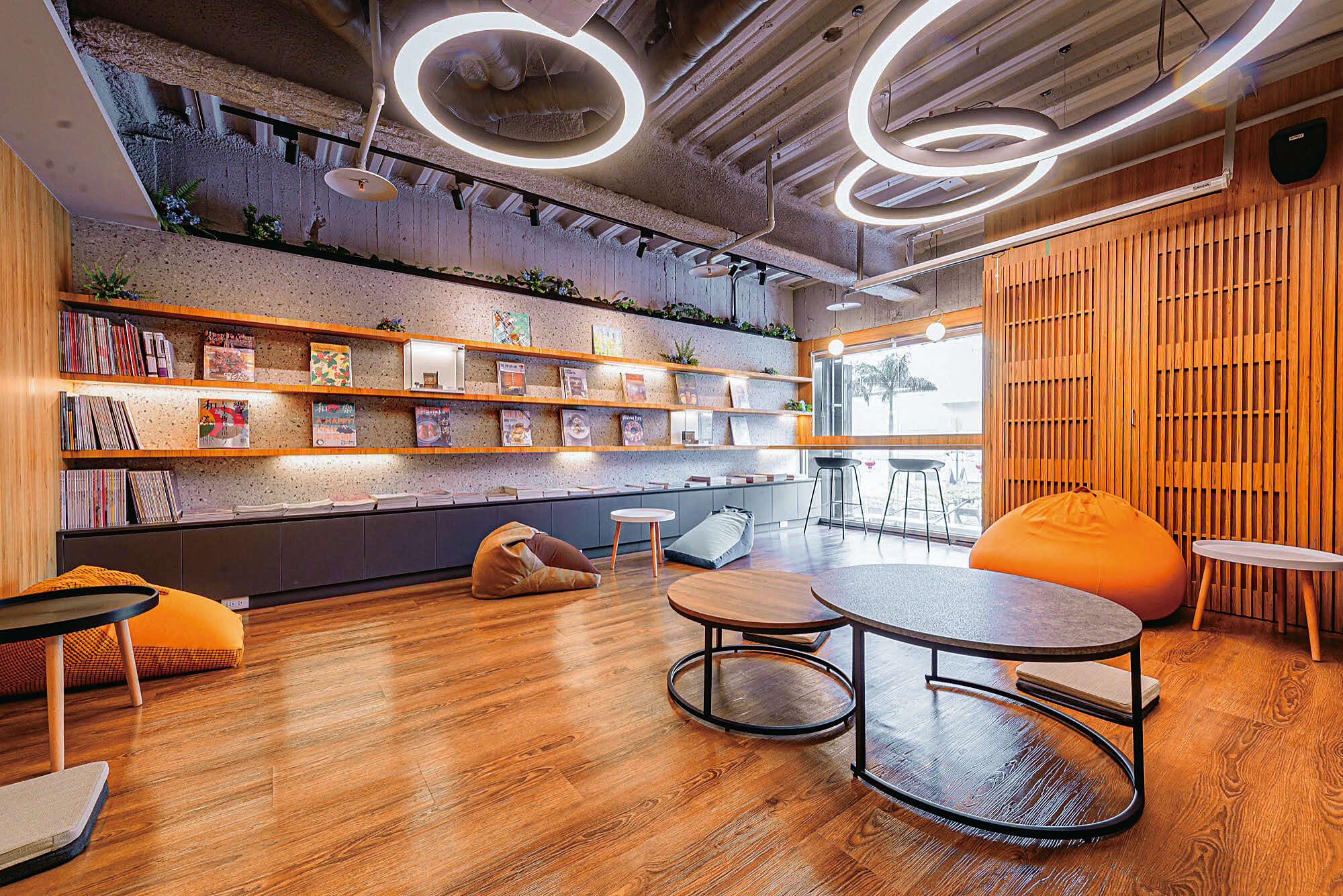 P20-23 漫遊-5@CBC SPACE 景美咖啡圖書館-CBC SPACE景美咖啡圖書館以溫潤木質調與柔和燈光交織出舒適的閱讀空間。（圖／CBC SPACE 景美咖啡圖書館）