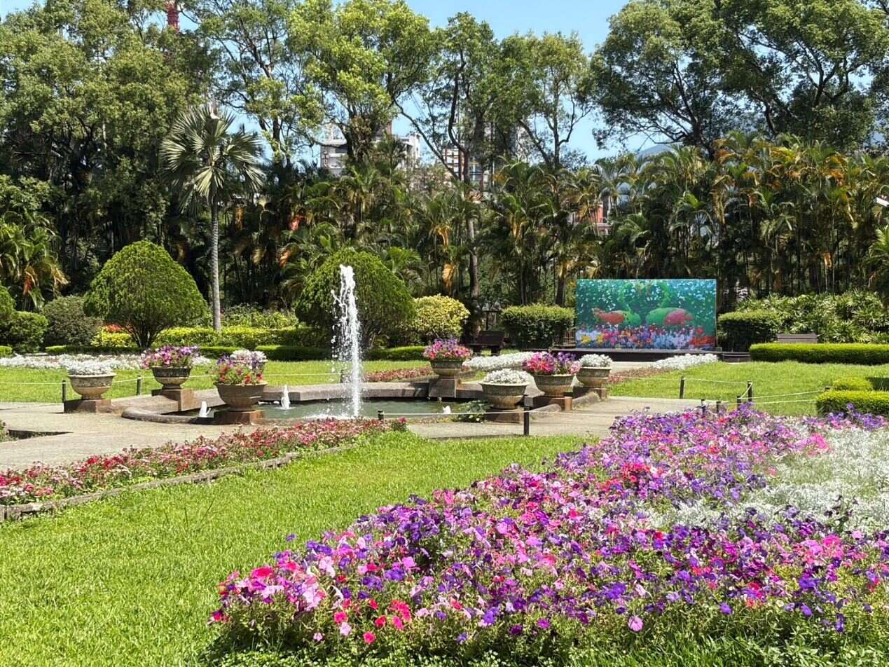 藝術裝置《看見愛情》與西式庭園噴泉、綠意相映成趣（圖片來源：臺北市政府工務局公園路燈工程管理處）