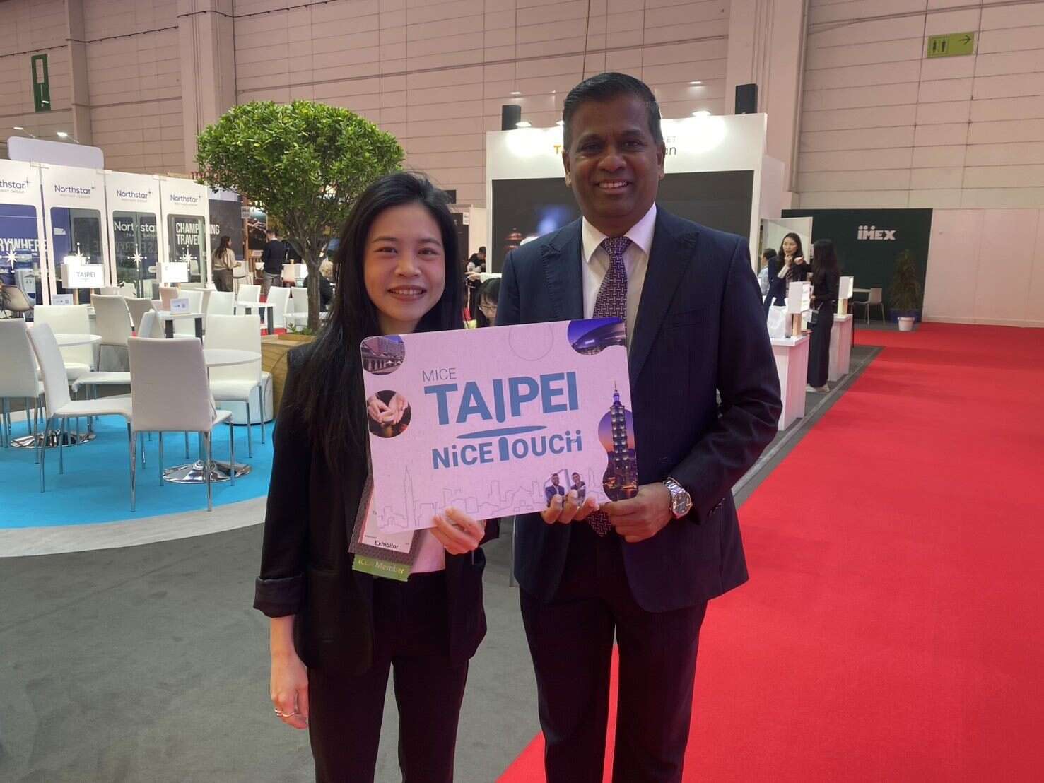 ICCA CEO Dr.Senthil Gopinath （右）亲临IMEX会展恭贺台北市再创亚太佳绩，台北市观传局股长简皓妤（左）代表北市府感谢ICCA肯定（图片来源：台北市政府观光传播局）