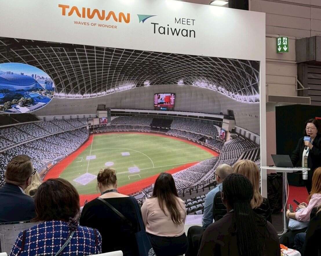 观传局介绍台北大巨蛋承载量能，吸引国际买家争相谘询，展现台北举办大型会展实力（图片来源：台北市政府观光传播局）
