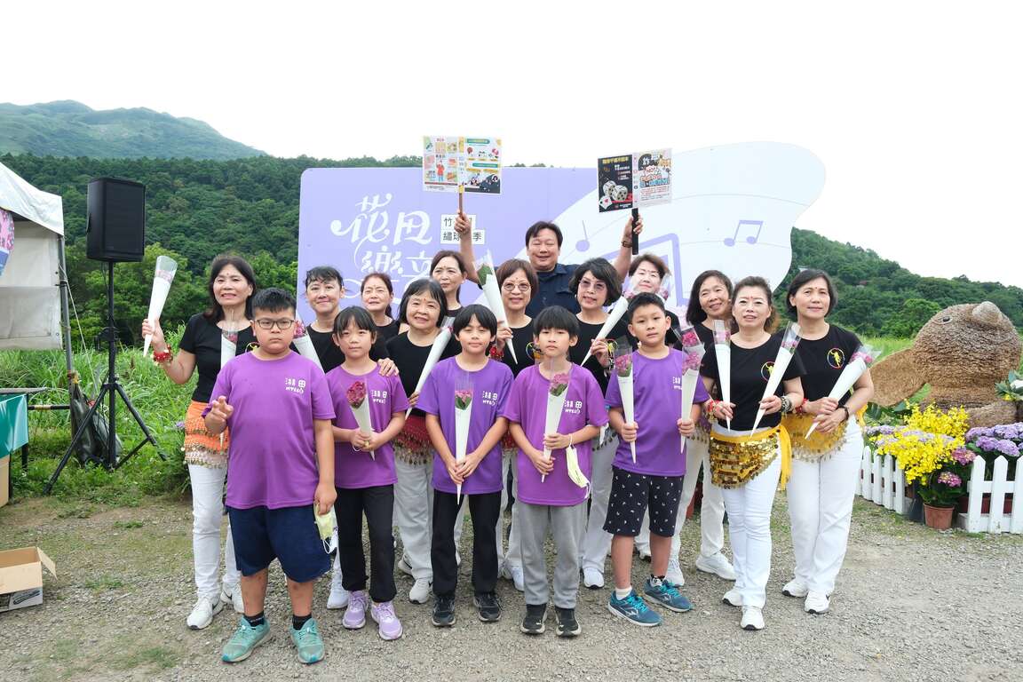 湖田实小的同学与北投区农会家政班同学在绣球花造形背板前留影（图片来源：台北市政府产业发展局）
