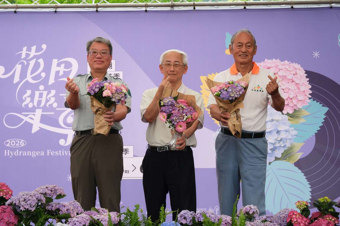 产业局王副局长,北投区农会陈理事长,阳明山管理处陈张处长亲手制作了美丽的绣球花束（图片来源：台北市政府产业发展局）