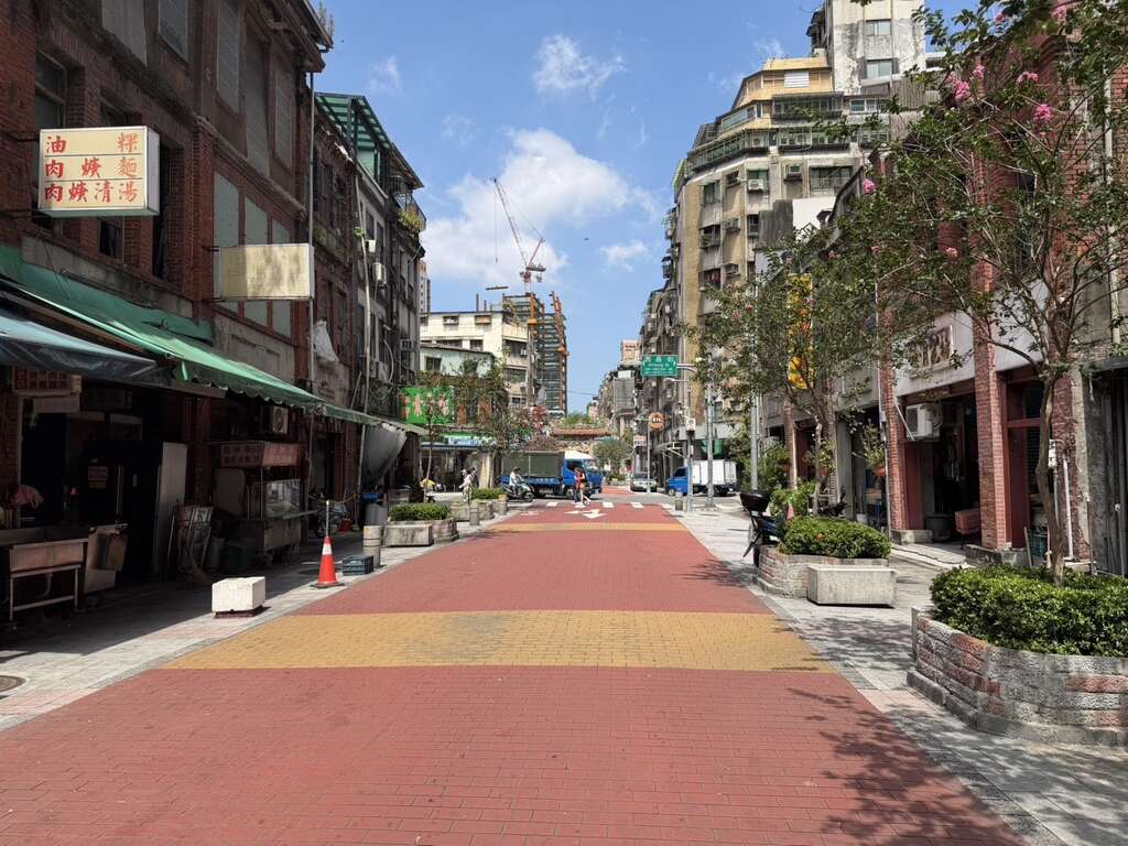 贵阳街紫薇形塑古味街景风情（图片来源：台北市政府工务局公园路灯工程管理处）