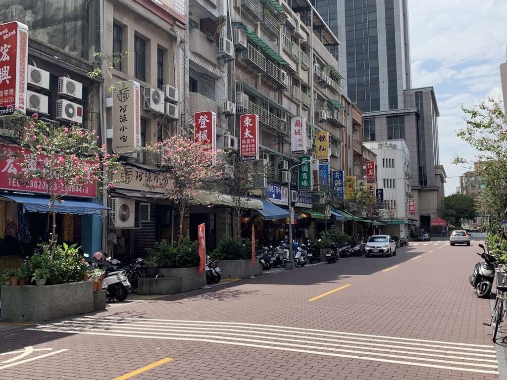 西园路街道铺面绿美化改善後全景（图片来源：台北市政府工务局公园路灯工程管理处）