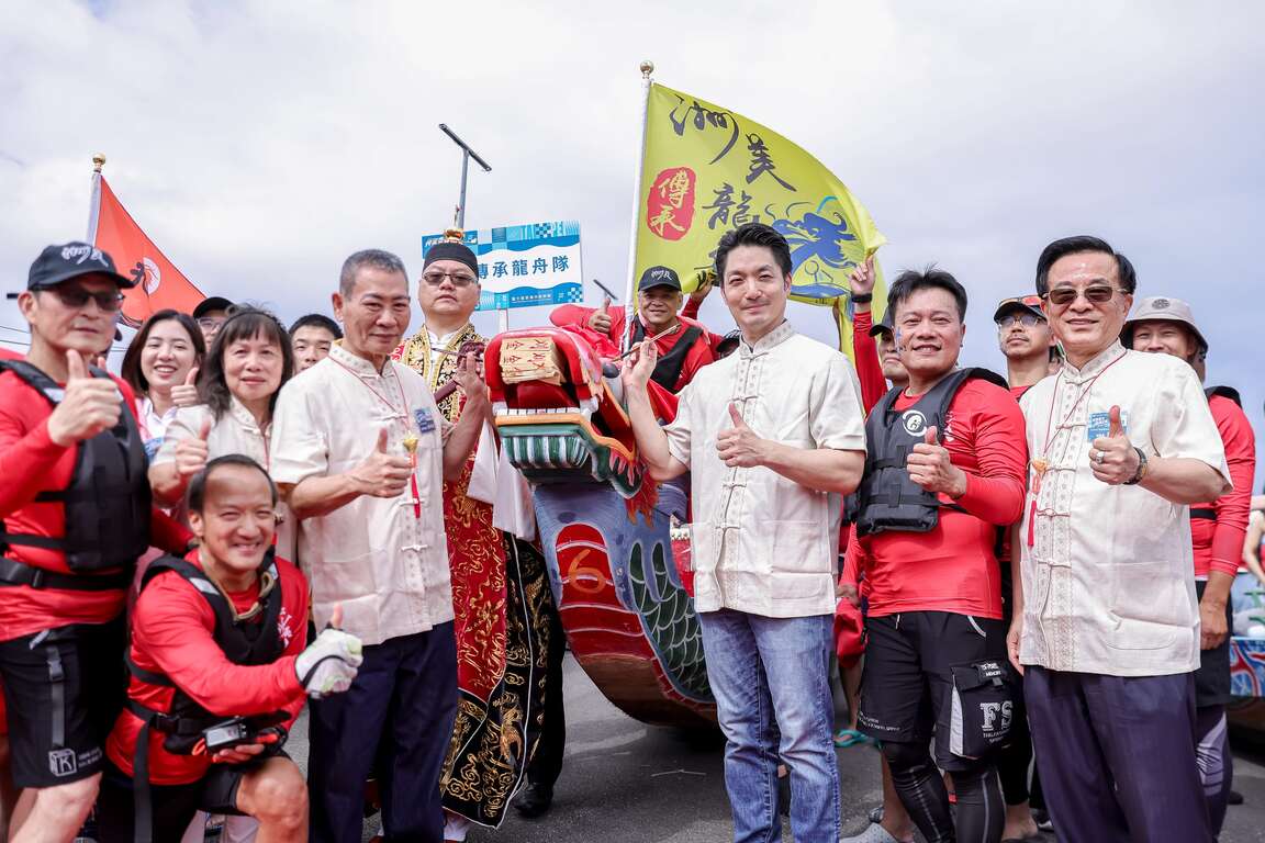 蔣萬安市長親提硃筆為龍舟開光點睛，揭開2026臺北國際龍舟錦標賽序幕。（圖片來源：臺北市政府體育局）