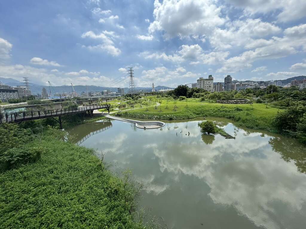 宛如天空之境的双溪湿地公园生态池。（图片来源：台北市政府工务局公园路灯工程管理处）