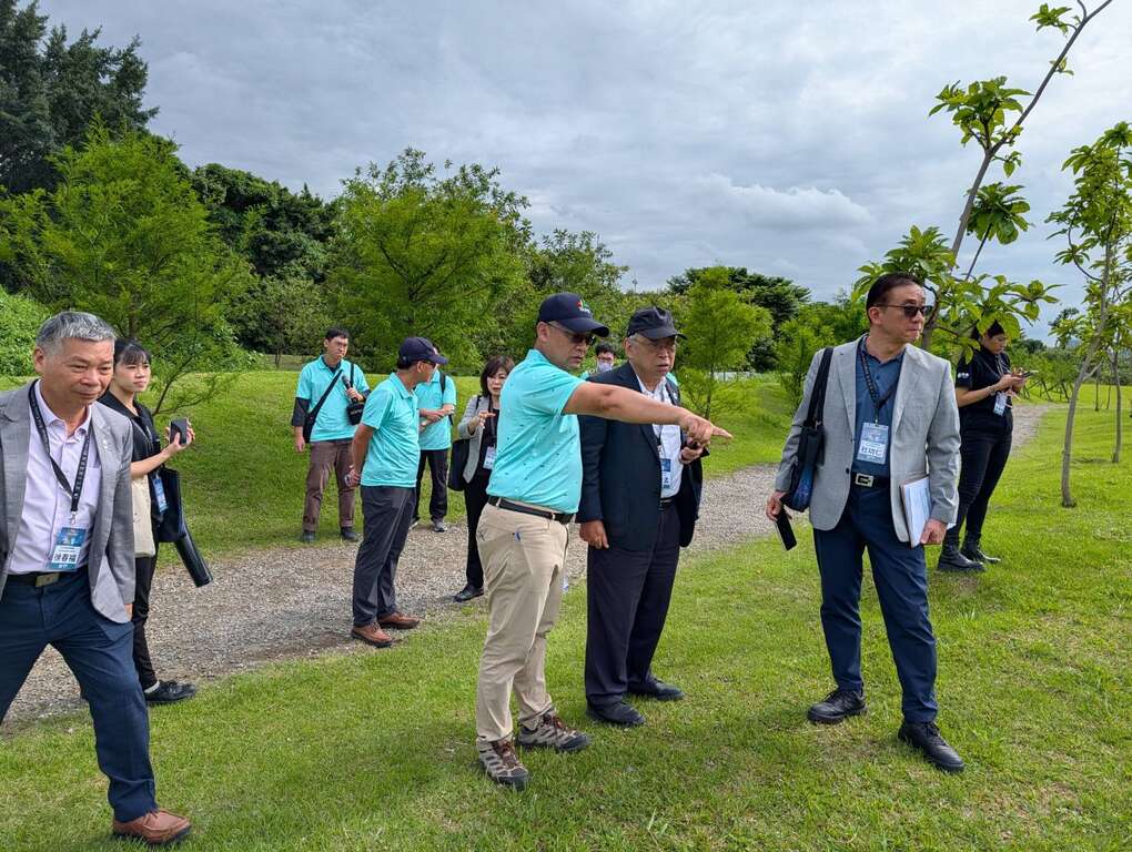 公园处向复审委员进行双溪湿地公园现场导览。（图片来源：台北市政府工务局公园路灯工程管理处）
