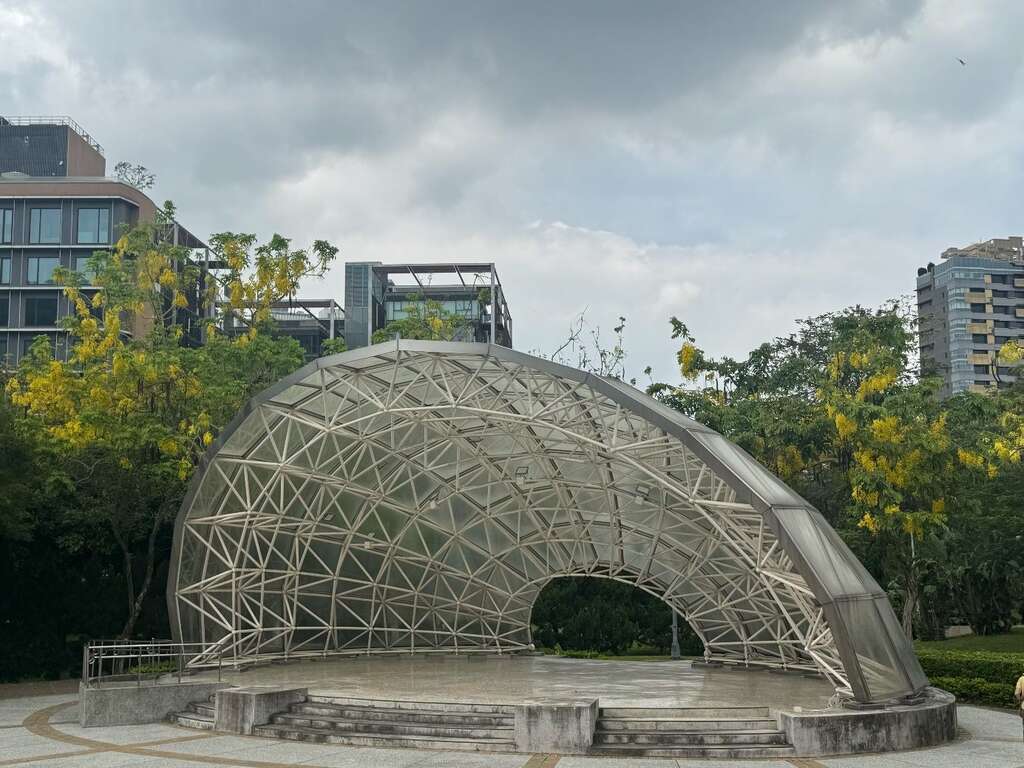 士林官邸音樂台旁黃金阿勃勒（圖片來源：北市政府工務局公園路燈工程管理處）