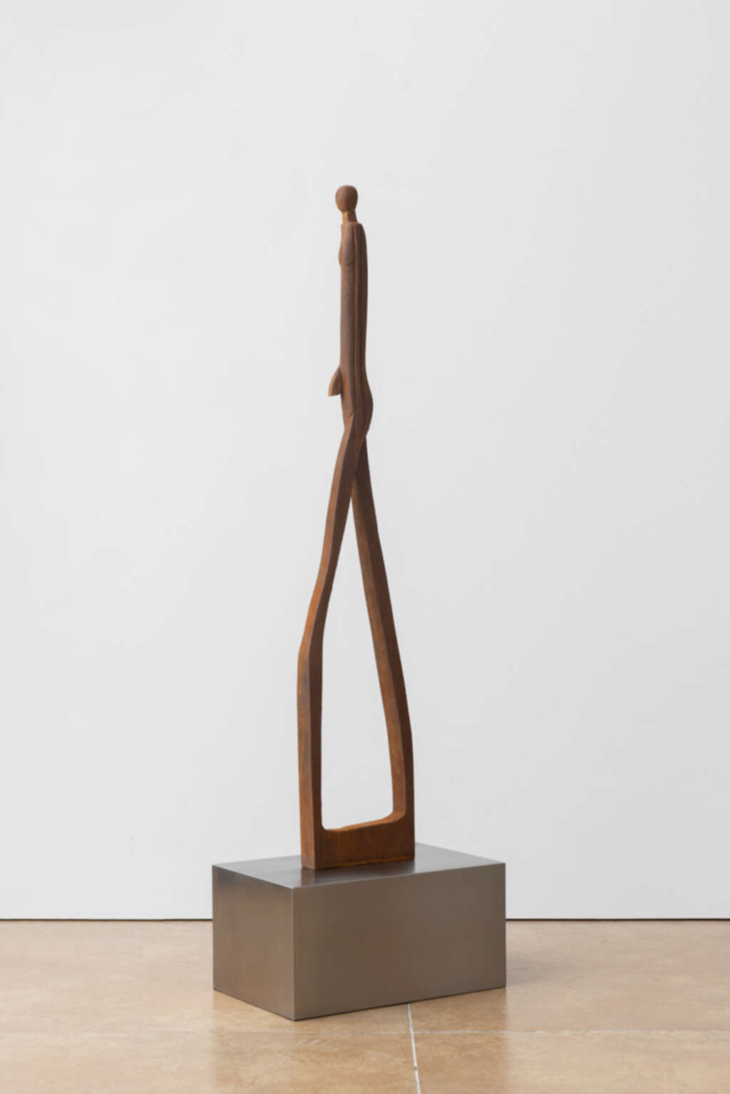 兰昭形，在巨大的倾听里行走的人， 2024，不锈钢、铁，160 x 40 x 25 cm（图片来源：诚品生活松菸）