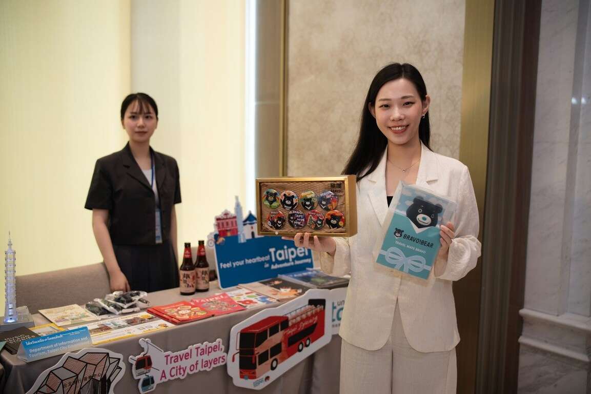 臺北市展攤豐富有趣，余祥局長熱情招呼泰國來訪業者。（圖片來源：臺北市政府觀光傳播局）