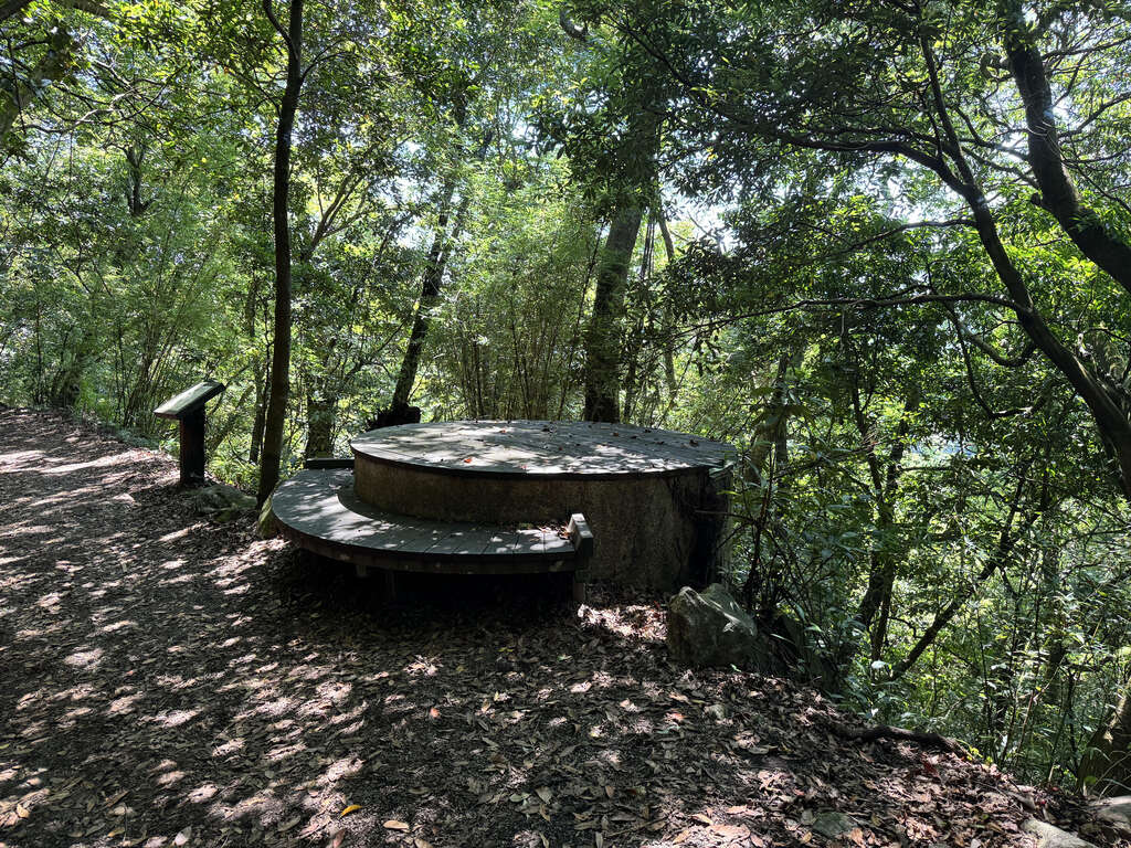 圓形休憩座椅（圖片來源：臺北市政府工務局公園路燈工程管理處）