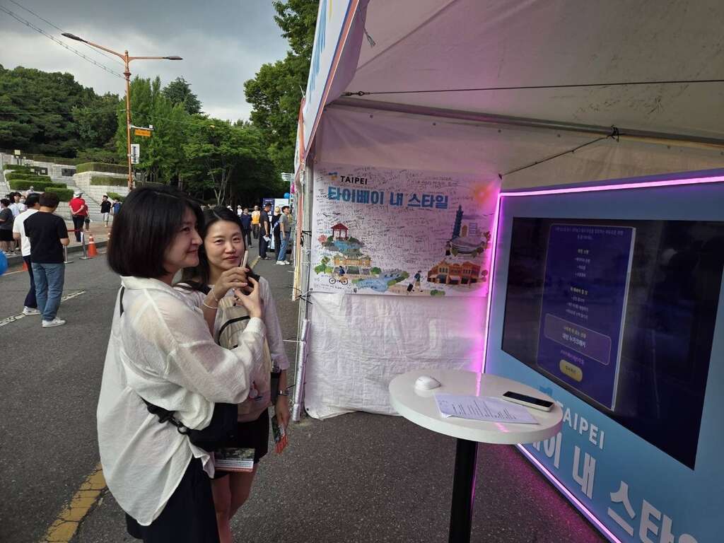 韓國民眾透過「Taipei, 내 스타일」互動體驗，探索屬於自己的旅行Type（圖片來源：臺北市政府觀光傳播局）
