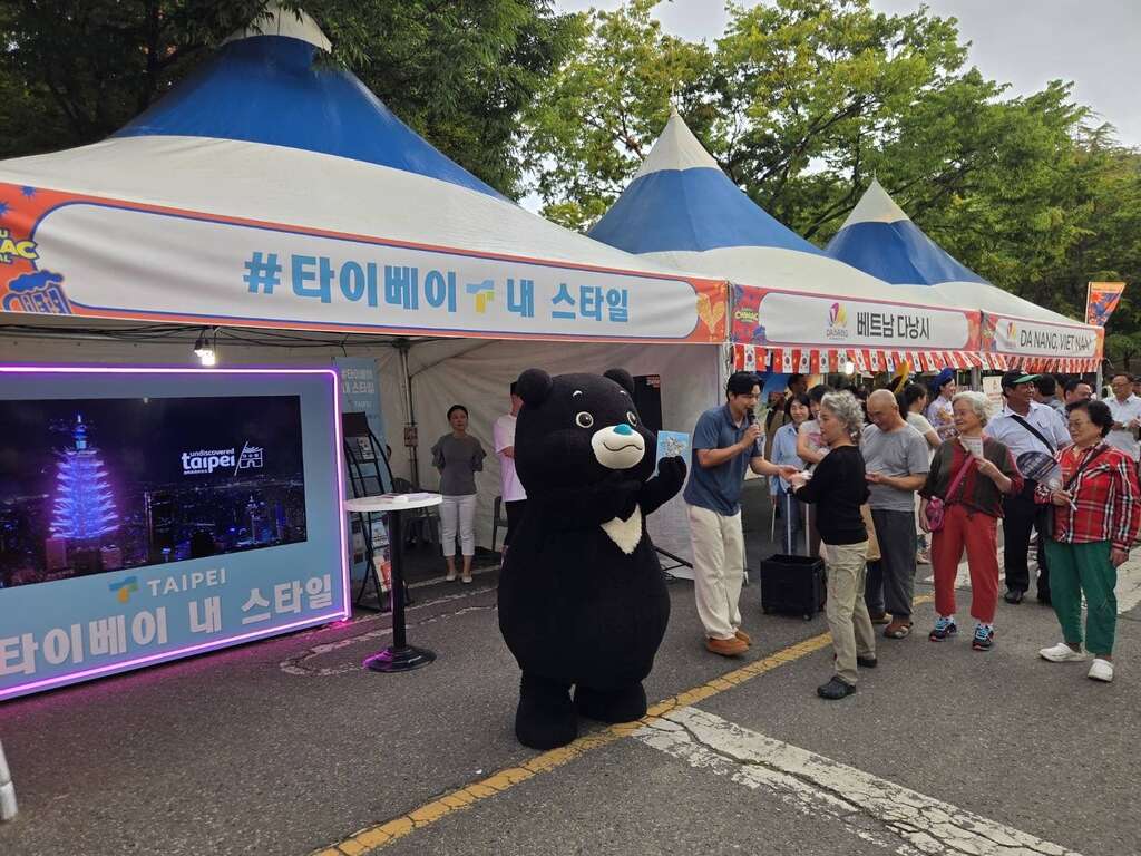 熊讚在臺北展攤熱情向民眾推廣臺北觀光，氣氛熱絡（圖片來源：臺北市政府觀光傳播局）