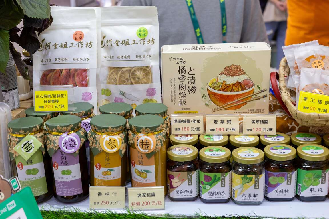 現場展售客家桔醬、老菜脯及各式醃漬加工產品，展現客庄飲食文化特色。（圖片來源：台灣觀光協會）